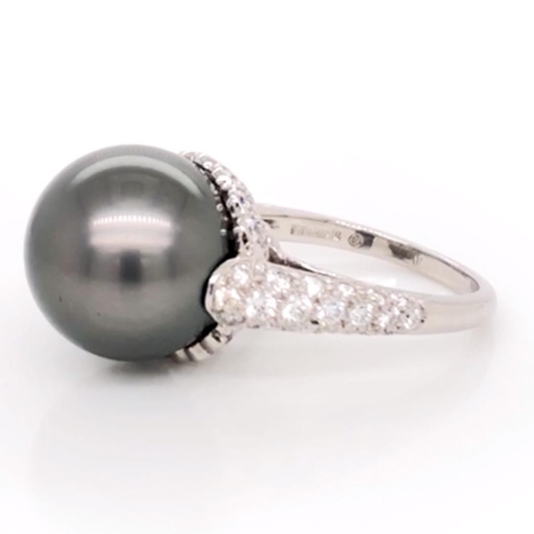 Oscar Heyman Platinring mit einer 14 mm großen grauen Tahiti-Perle in einer Pflasterfassung mit 74 runden Diamanten (1,69cts, F-G/VS+). Die Ringhöhe ab dem Finger beträgt 17 mm. Sie ist mit der Herstellermarke PLAT und der Seriennummer 301014