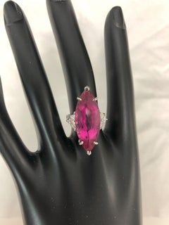 Anello Oscar Heyman in platino con rubellite marquise e diamanti da 15,74 carati