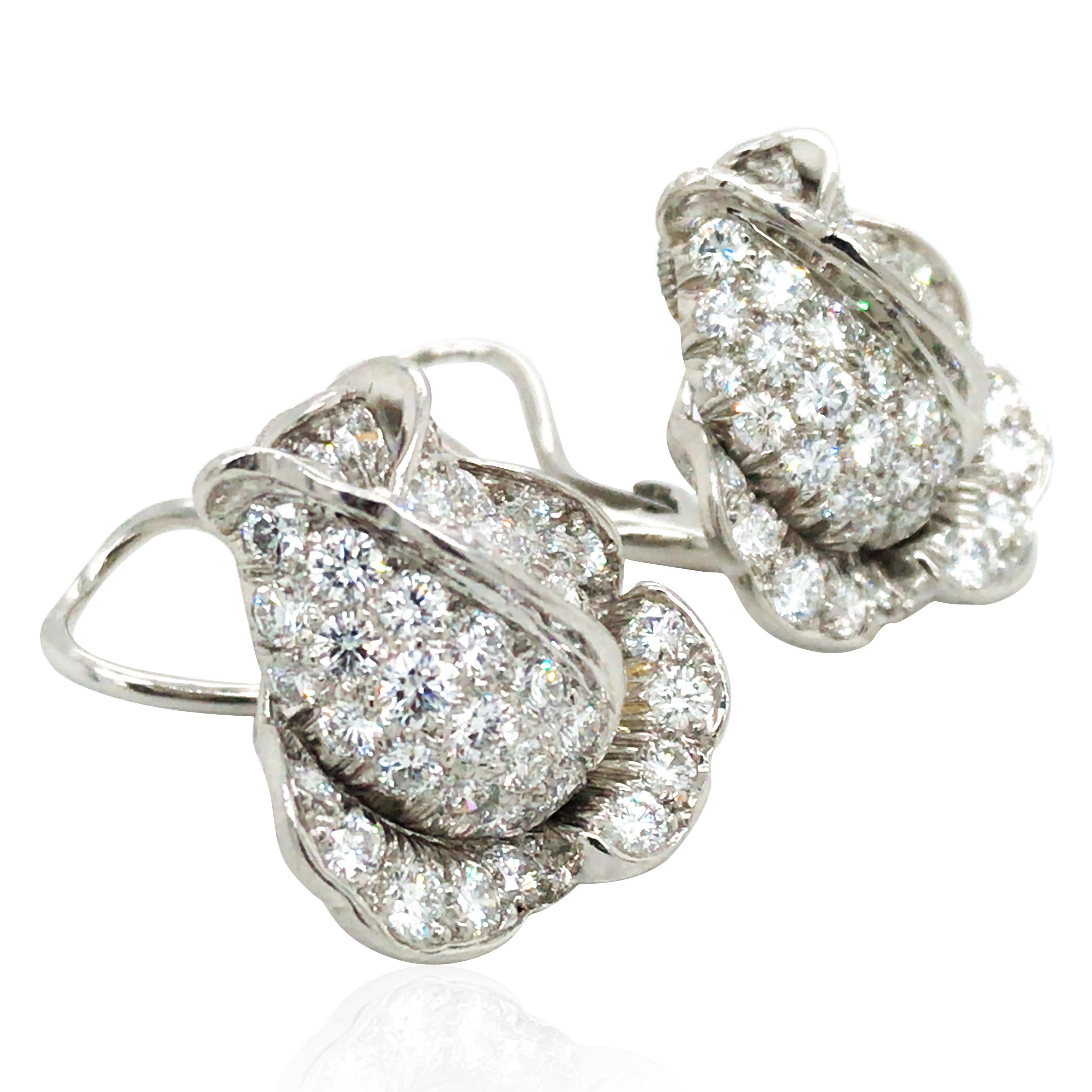 Questi orecchini di diamanti a fiore di Oscar Heyman sono realizzati in platino. Una certificazione di Osacr Heyman dichiara che questi orecchini sono composti da 88 diamanti rotondi da 2,76 carati. Questi orecchini sono accompagnati dalla loro
