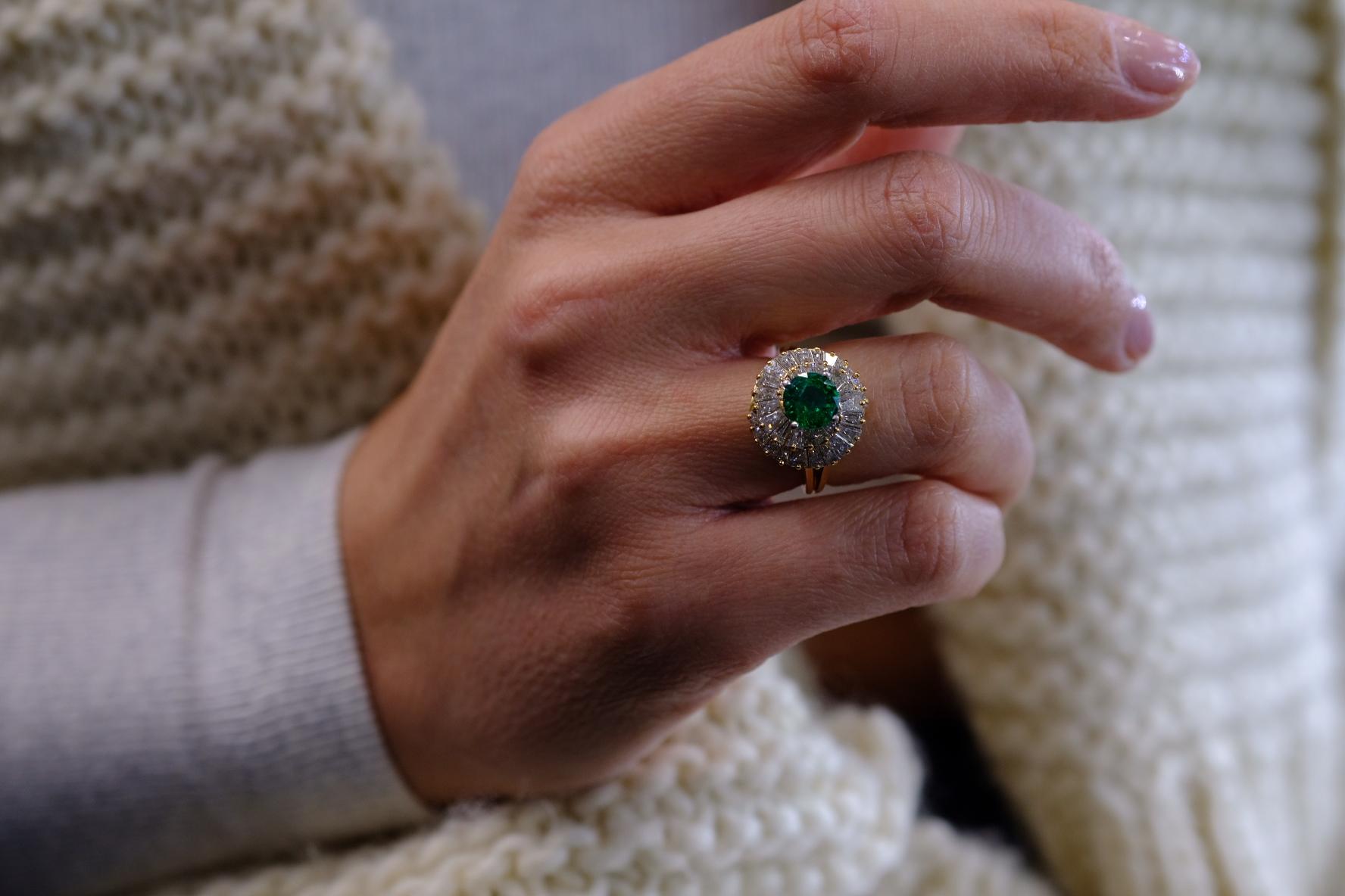Oscar Heyman Platinum & 18K Yellow Gold 1.25ct Green Emerald Ballerina Ring In Excellent Condition For Sale In New York, NY
