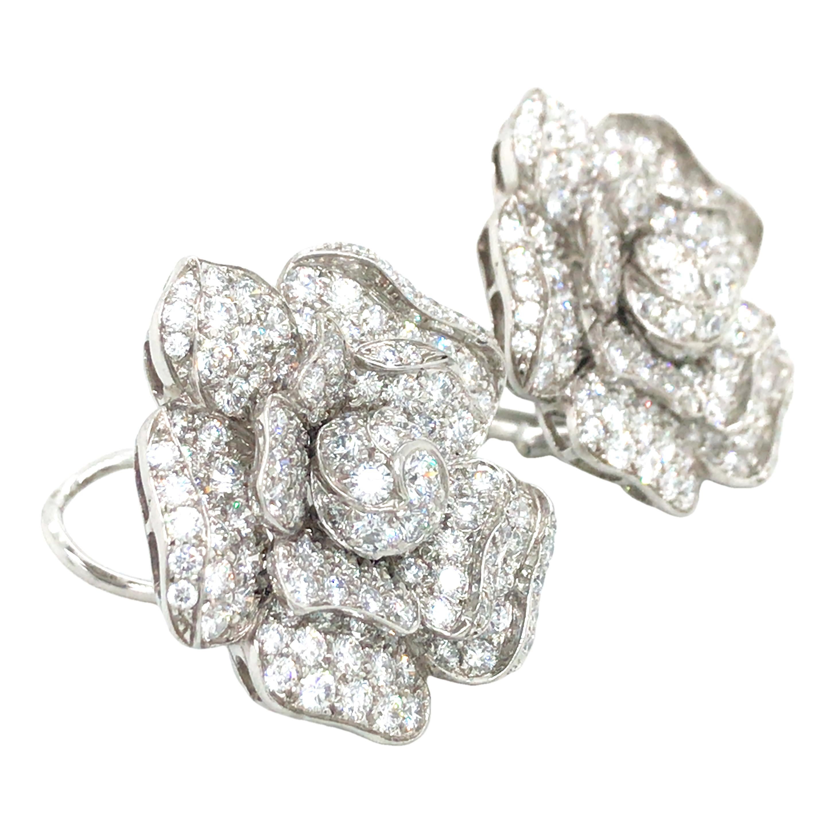 These earrings from Oscar Heyman are exquisite and elegant, showcasing the pinnacle of jewelry craftsmanship. The earrings are set with 264 round diamonds, totaling 6.84 carats, emitting an unmatched brilliance. Crafted in PT950 platinum and