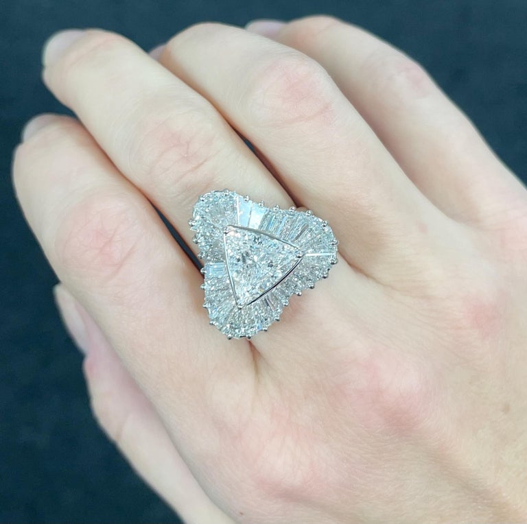 Oscar Heyman platinum 'Ballerina Ring' contains a 2.52ct GIA certified trilliant diamond (F/ SI2) and 25 tapered baguette diamonds weighing 3.70cts (F-G/ VS+). It is has an elegant split shank and is stamped with the makers mark, PLAT, and serial