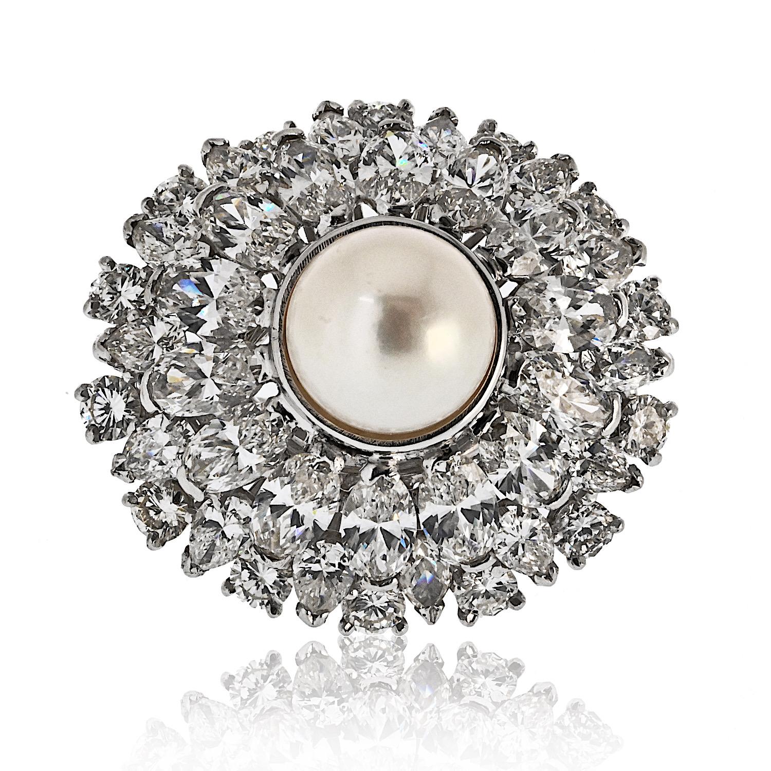 Ein wunderschöner Oscar Heyman Ring im Vintage-Stil mit einer leuchtenden runden Perle in der Mitte, die elegant von einer Mischung aus Diamanten im Marquise-, Oval- und Rundschliff umgeben ist. Das Design hat einen subtilen Kuppel-Effekt, der