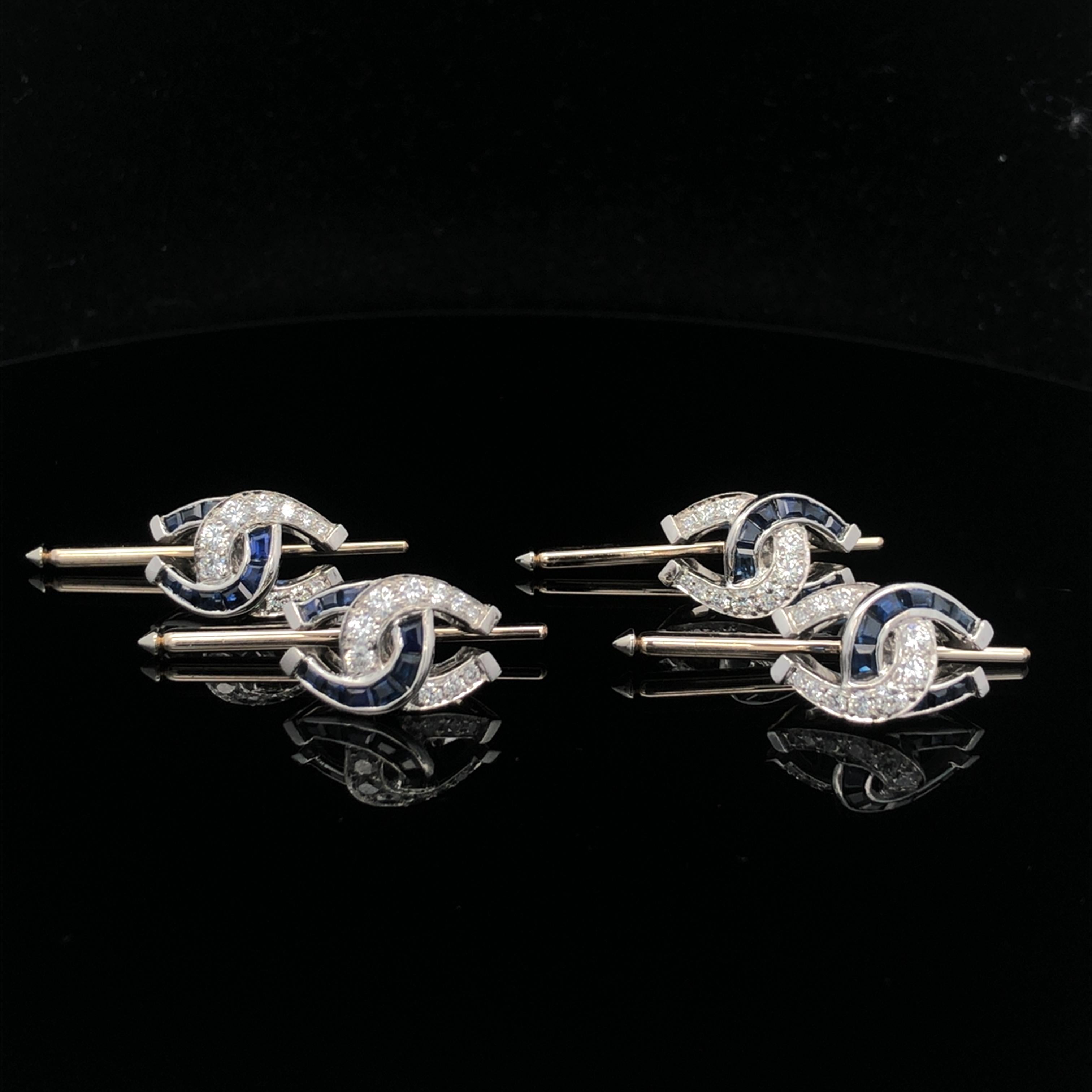 Diese fabelhaften Oscar Heyman Hemdknöpfe mit Hufeisenmotiv (4er-Set) sind aus Platin gefertigt und mit 36 quadratischen Saphiren (1,68cts) und 40 runden Diamanten (1,20cts) besetzt. Sie ist mit der Herstellermarke IRID PLAT und der Seriennummer
