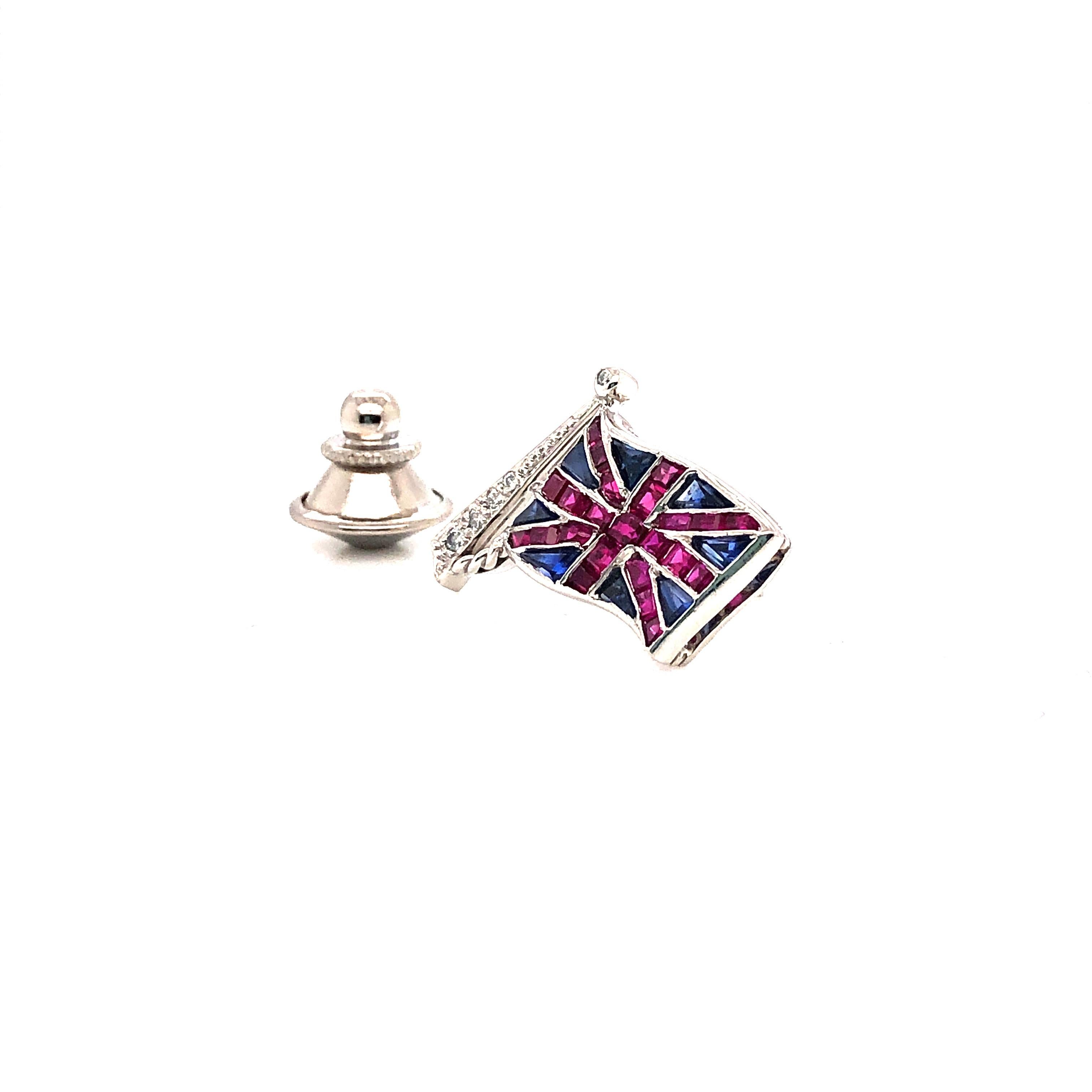 Die Oscar Heyman Platin-Brosche mit der Union Jack Flagge enthält Rubine (0,76cts), Saphire (0,64cts) und Diamanten (0,05cts). Sie ist mit der Herstellermarke IRID PLAT und der Seriennummer 902873 gestempelt.

Individuelle Handgravuren sind auf