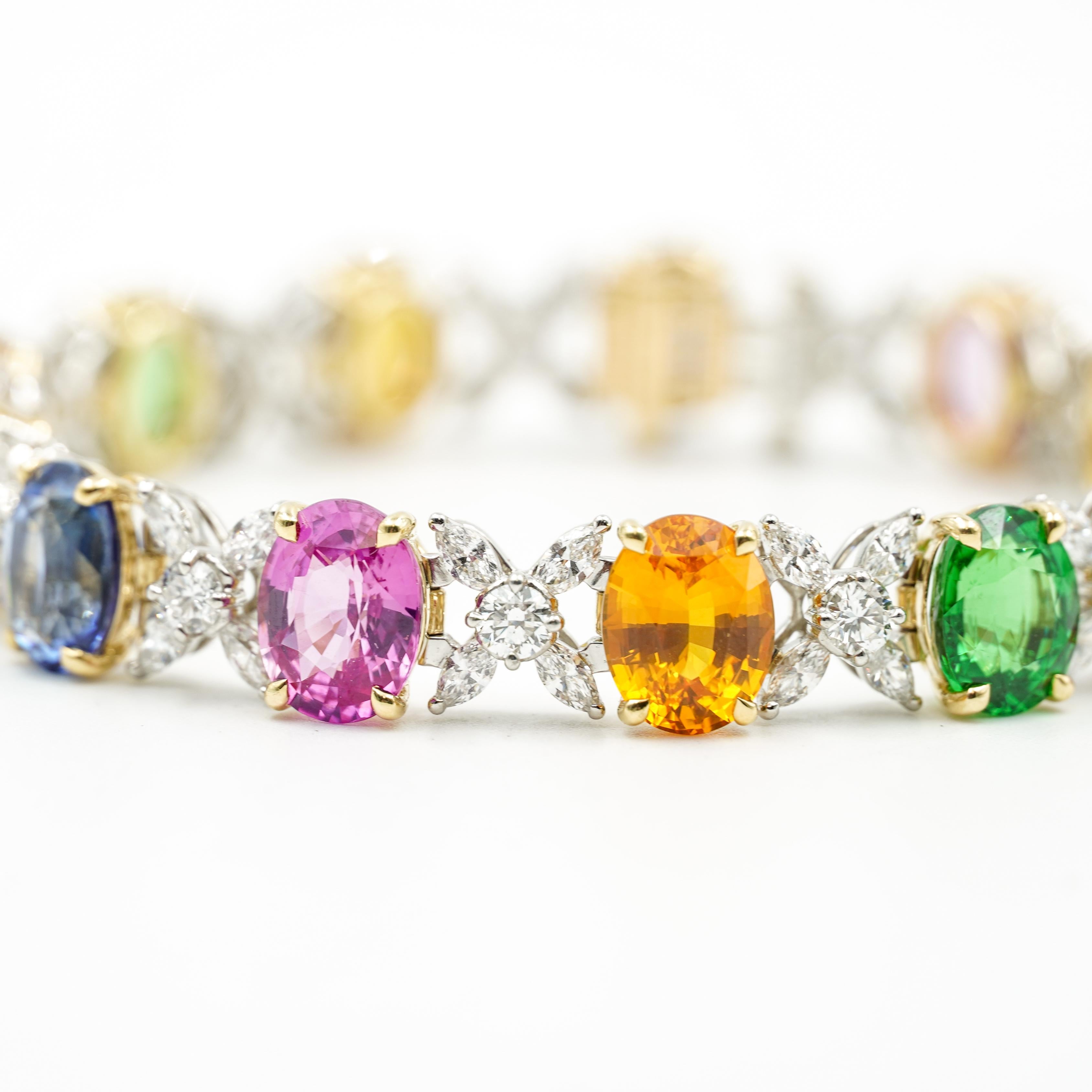 Werfen Sie einen Blick auf dieses atemberaubende Regenbogensaphir-Armband mit mehrfarbigen Saphiren, grünen Tsavoriten und funkelnden Diamanten!  Das gesamte Armband ist aus Platin und 18 Karat Gelbgold gefertigt.  Die Stationen mit den