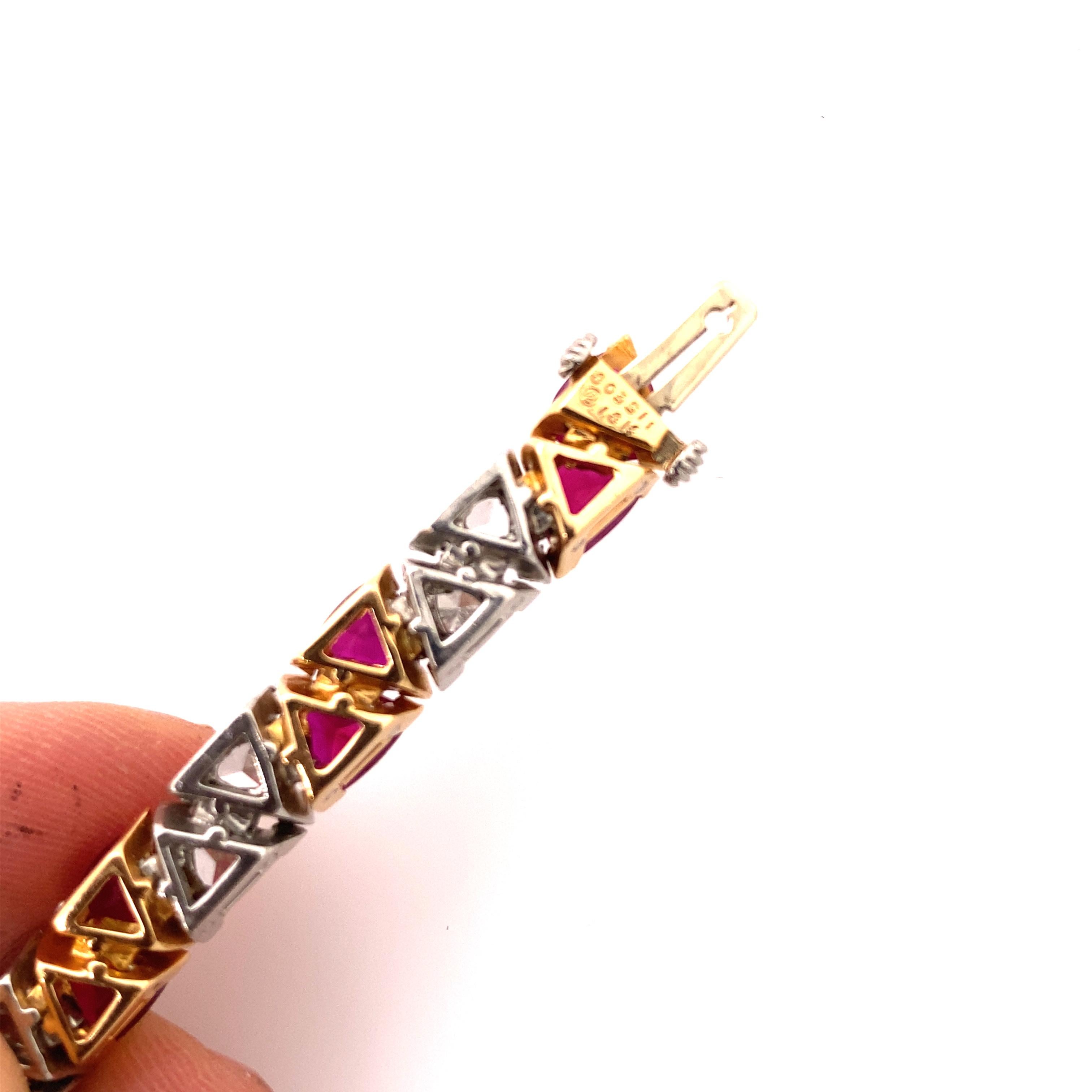 Atemberaubendes Oscar Heyman Armband mit 22 dreieckigen Rubinen mit insgesamt 15,47cts, akzentuiert durch 22 Diamanten im Billionenschliff mit insgesamt 7,61cts, alle in einer handmontierten 3-Zacken-Fassung in einer einzigen Reihe abwechselnd 2