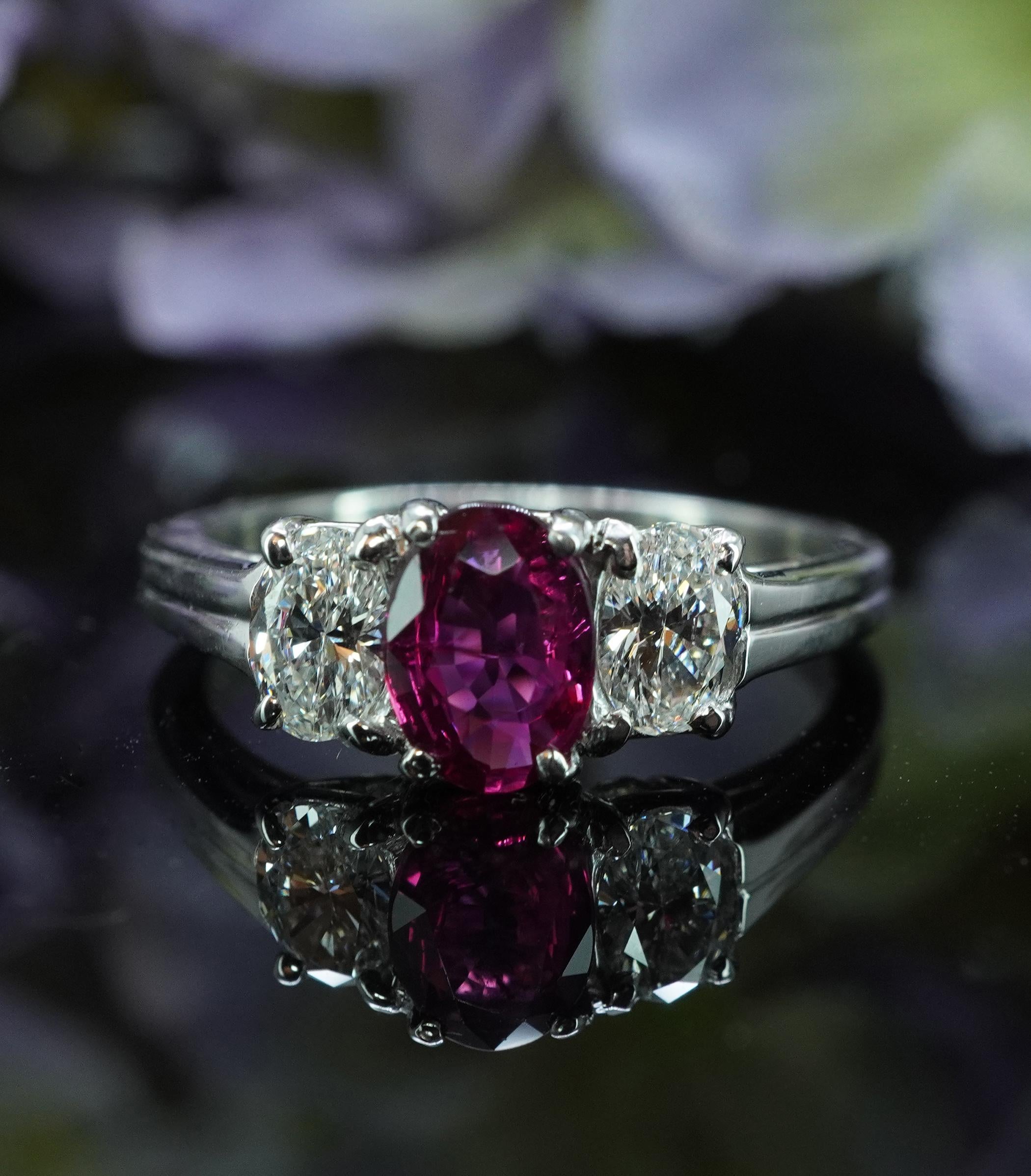  Oscar Heyman Ruby Oval Diamond 3 stone Ring Platinum GIA Cert Designer Signed

 Il s'agit d'une magnifique pièce en platine réalisée par Oscar Heyman Brothers. Le centre du rubis véritable est incroyable, extrêmement brillant et la couleur rouge