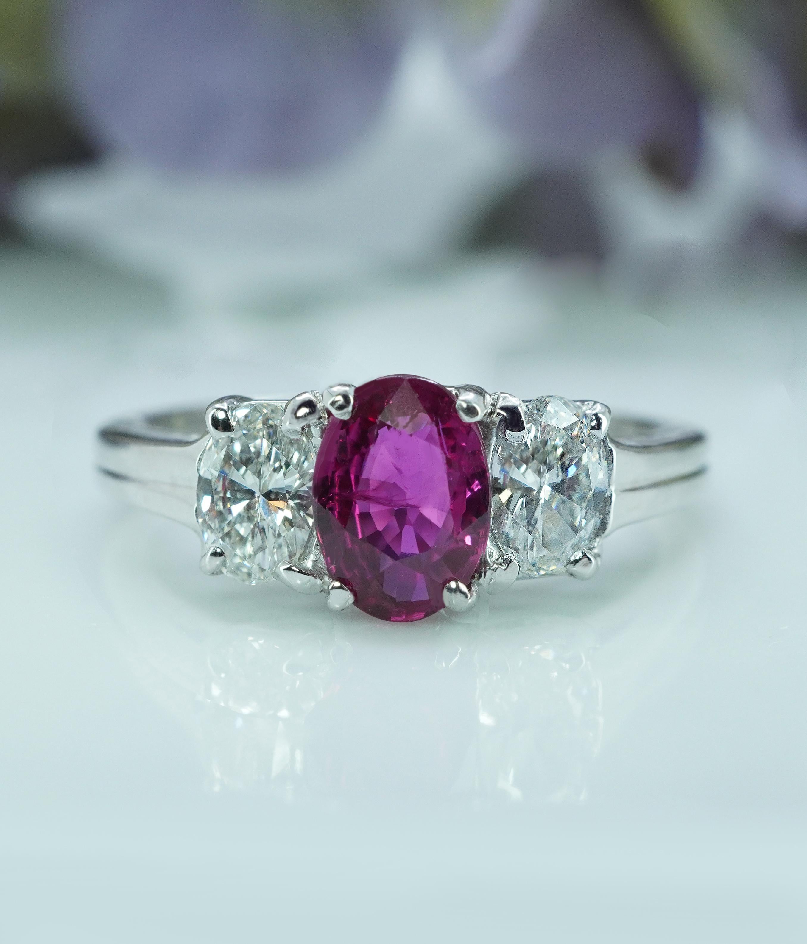 Taille ovale Oscar Heyman Ruby Oval Diamond 3 stone Ring Platinum GIA Cert Designer Signed en vente