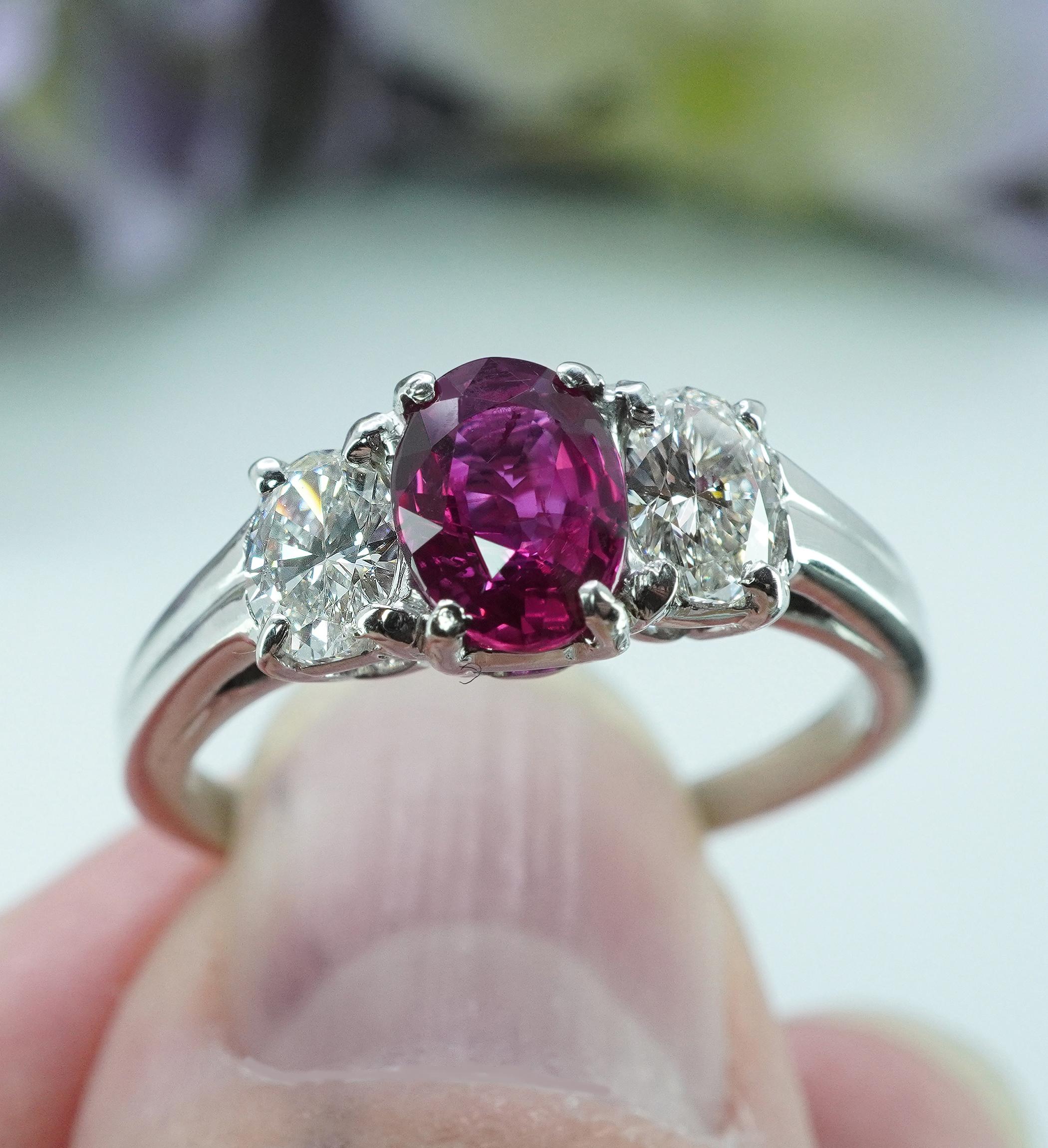 Oscar Heyman Ruby Oval Diamond 3 stone Ring Platinum GIA Cert Designer Signed Bon état - En vente à Brambleton, US