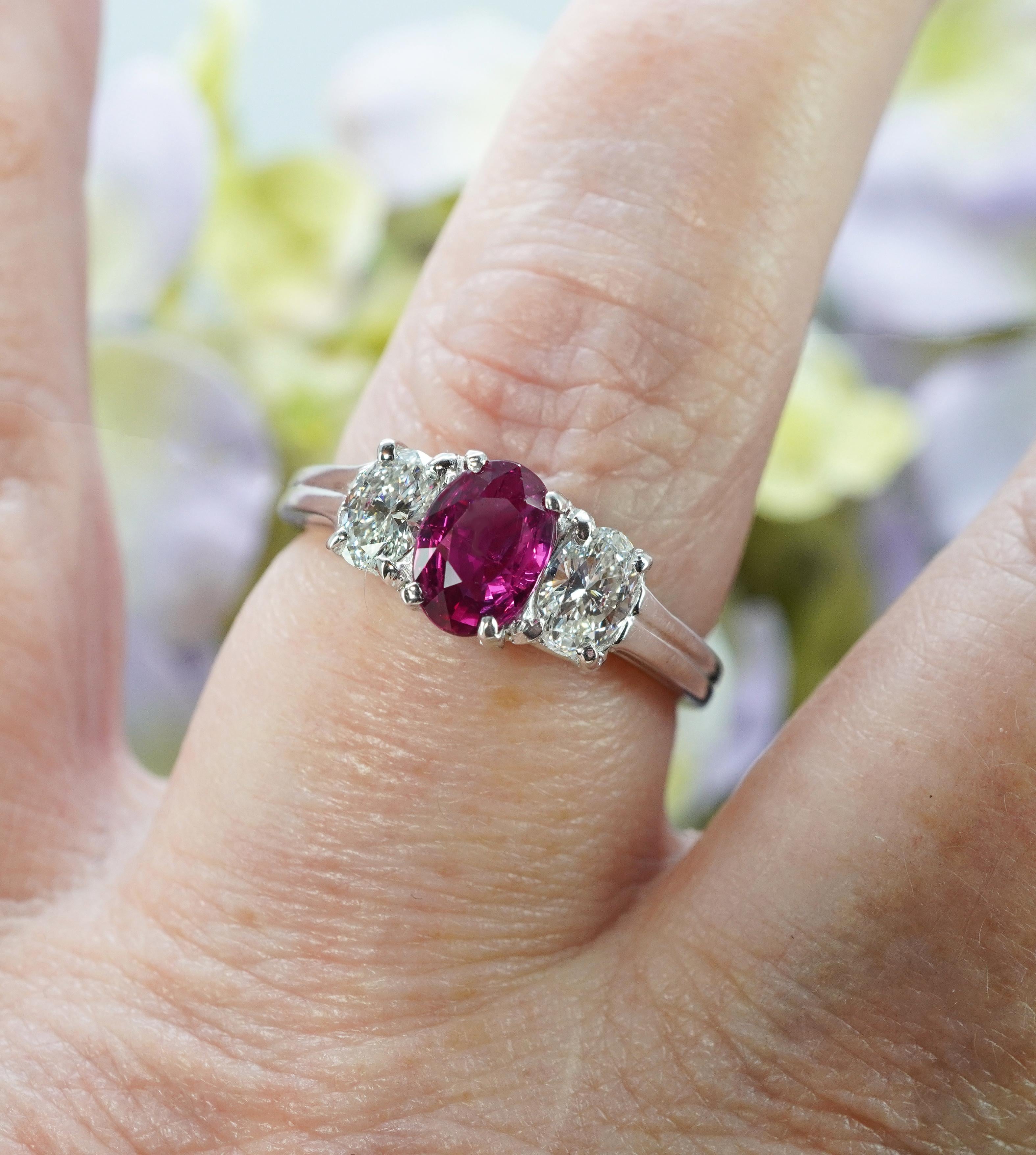 Oscar Heyman Ruby Oval Diamond 3 stone Ring Platinum GIA Cert Designer Signed Pour femmes en vente