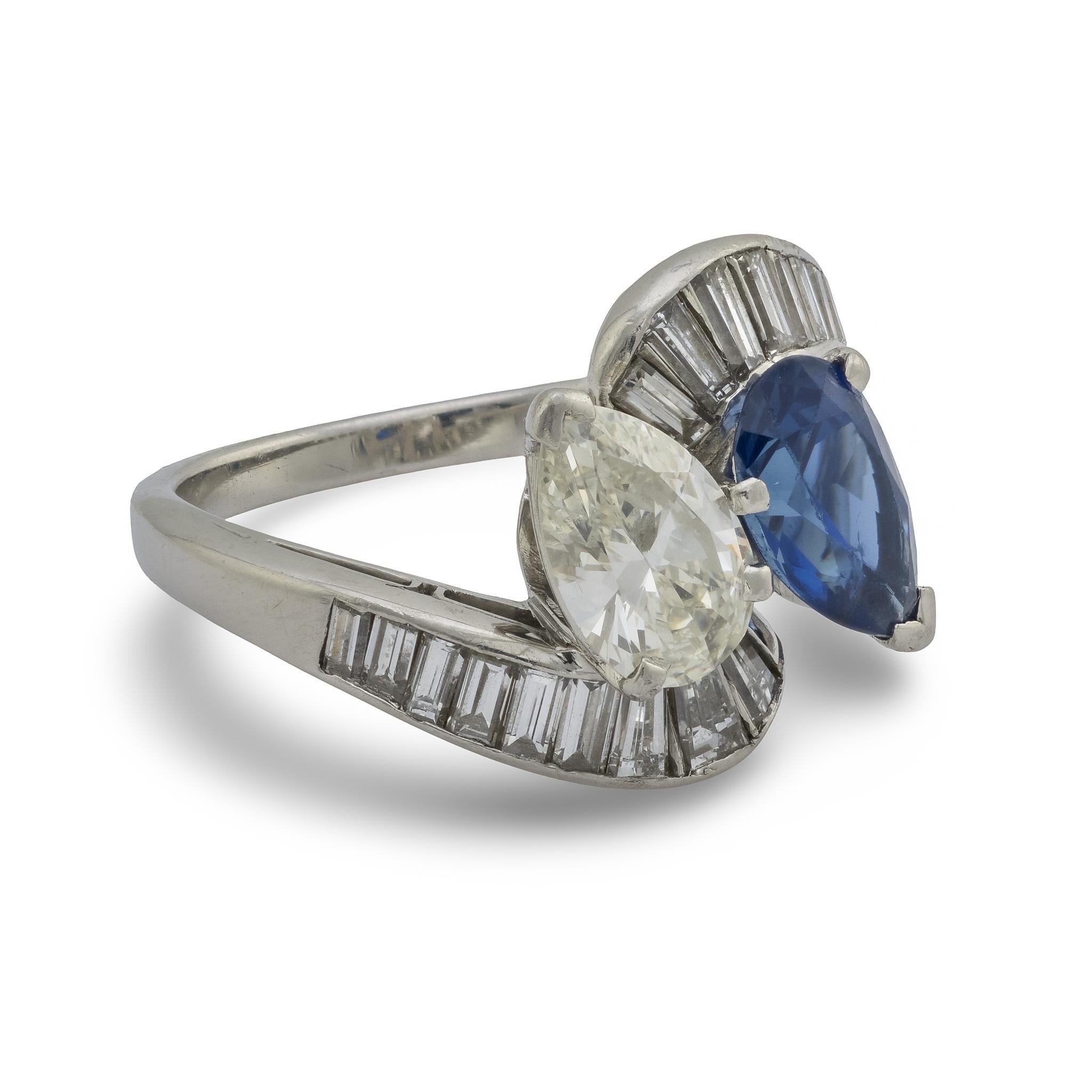 Oscar Heyman sapphire diamond platinum toi et moi ring In Good Condition For Sale In Beverly Hills, CA