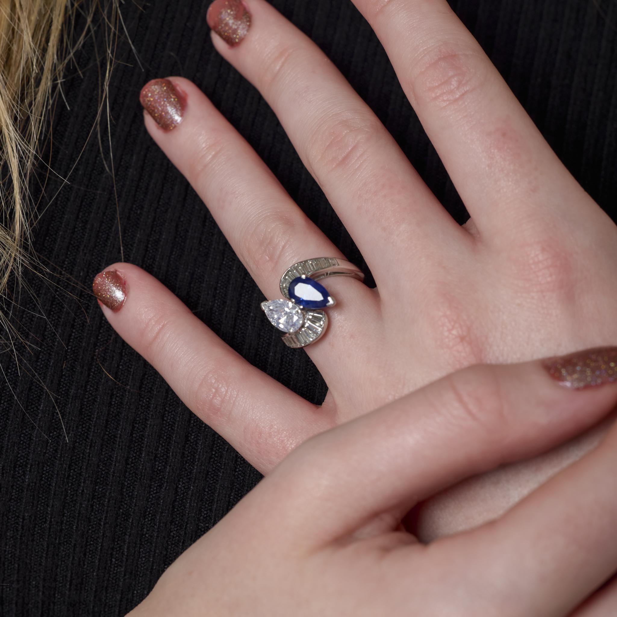 Women's Oscar Heyman sapphire diamond platinum toi et moi ring For Sale