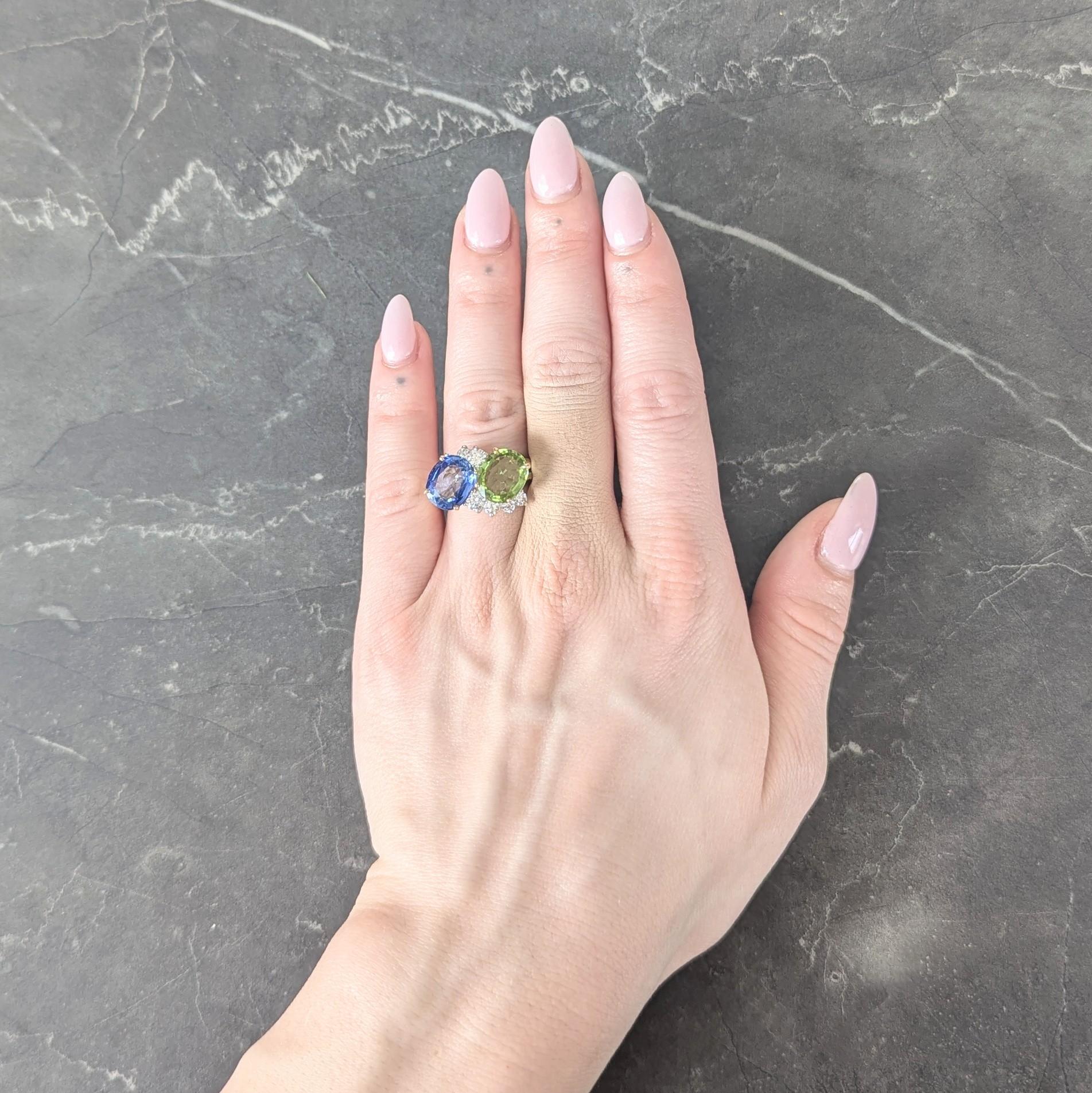 Disegnato come un anello in stile toi-et-moi con zaffiro e peridoto taglio cuscino giustapposti
Lo zaffiro pesa circa 3,88 carati, di colore blu medio trasparente.
Il peridoto pesa circa 3,43 carati - colore verde chiaro trasparente
Incastonati in