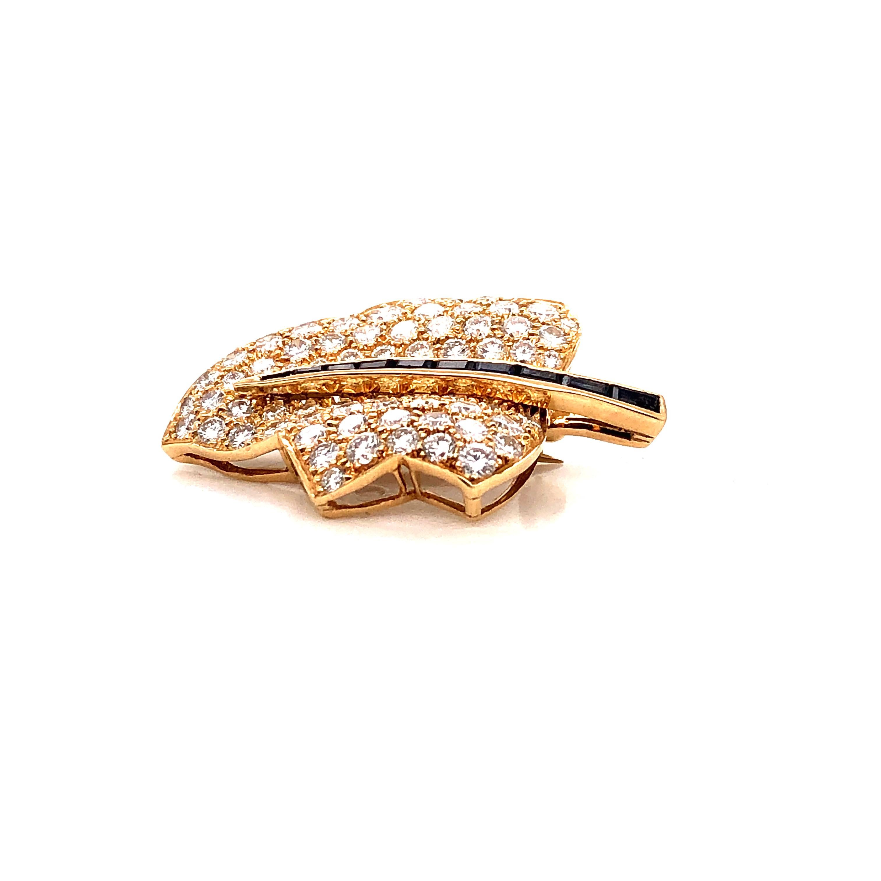 Taille ronde Petite broche Oscar Heyman en forme de feuille d'érable en or pavé de diamants en vente