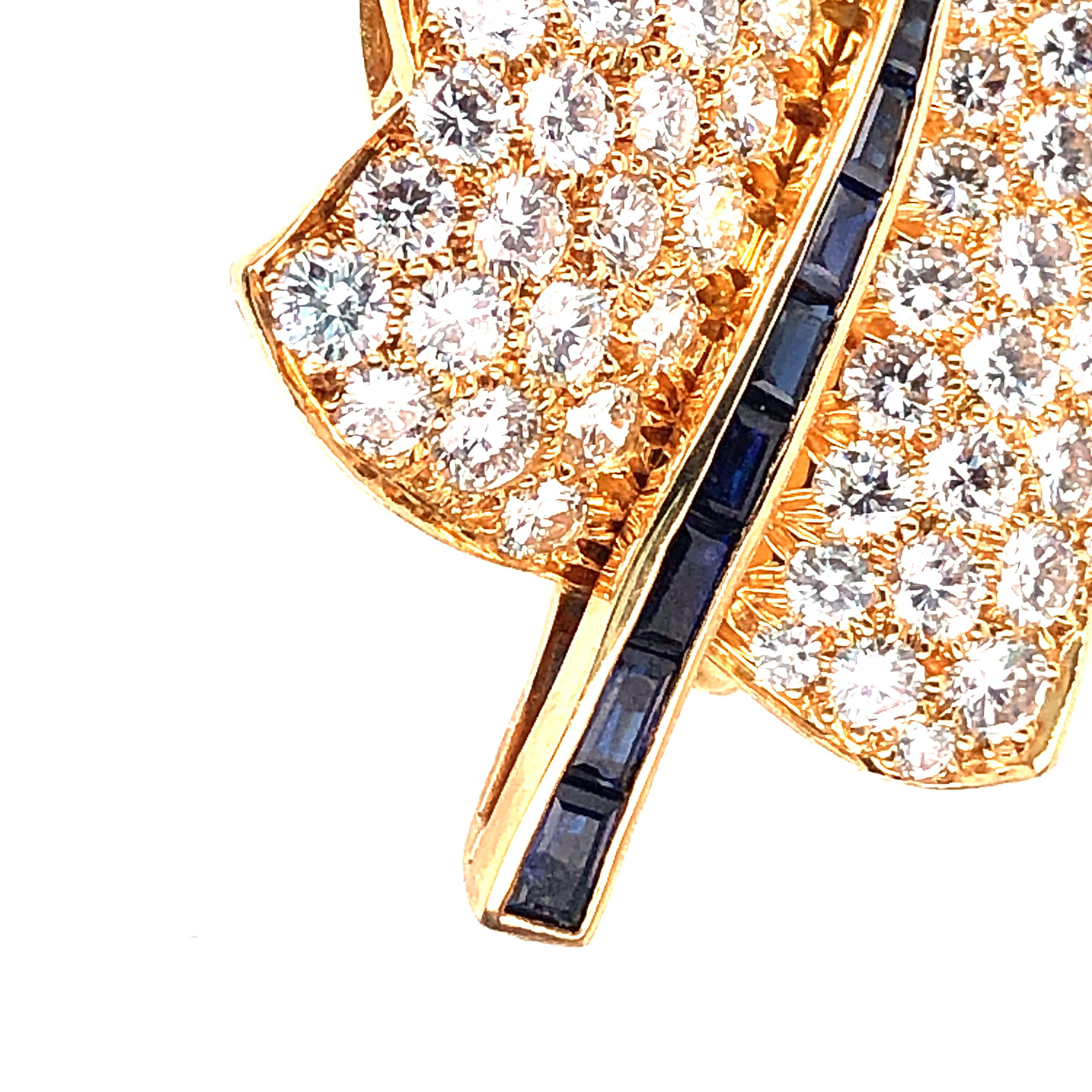 Petite broche Oscar Heyman en forme de feuille d'érable en or pavé de diamants Unisexe en vente