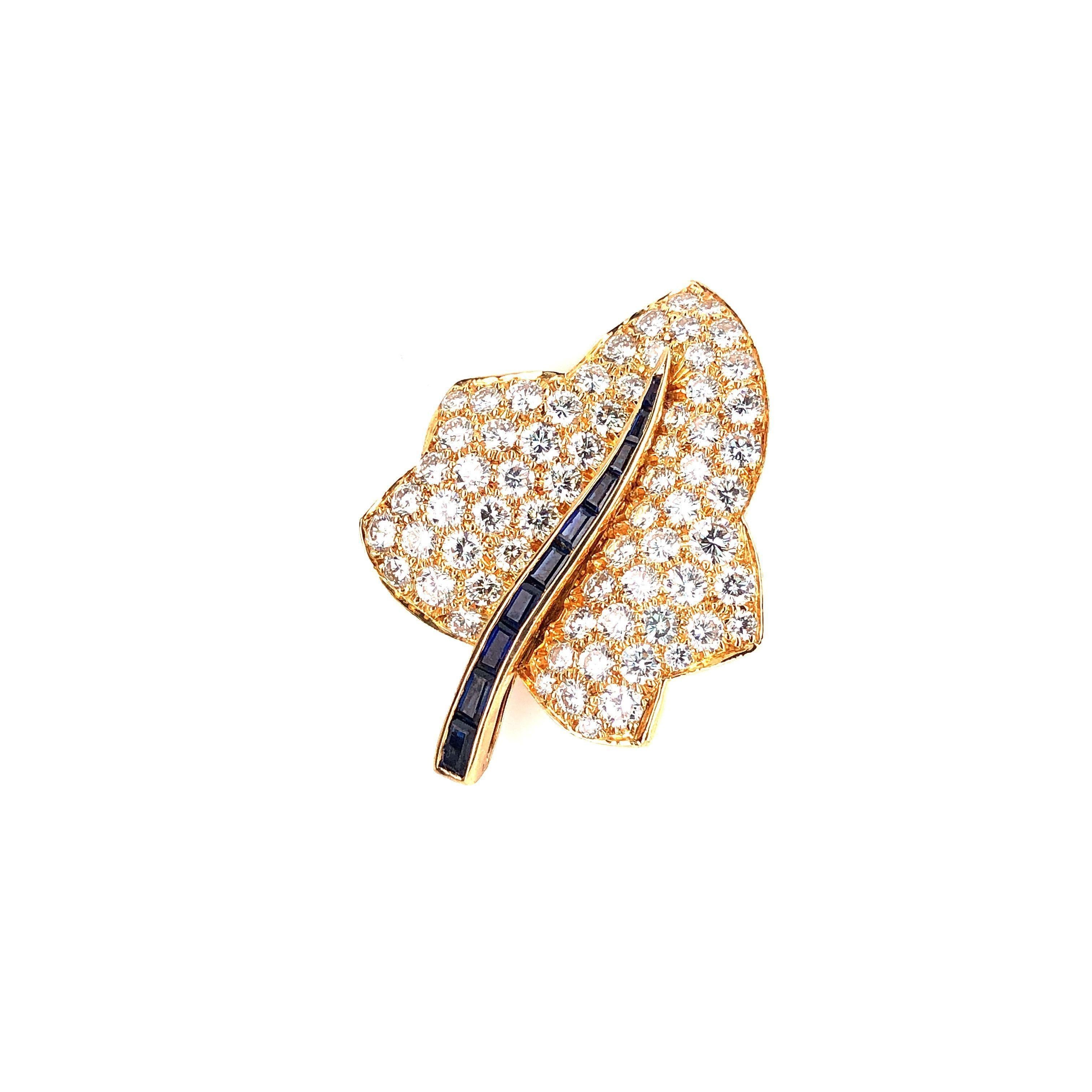 Petite broche Oscar Heyman en forme de feuille d'érable en or pavé de diamants en vente 1