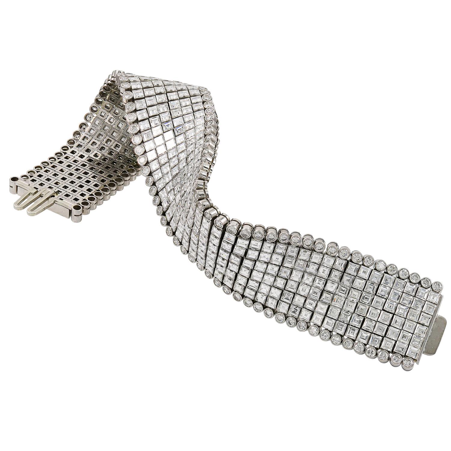 Atemporal en su diseño y deslumbrante en su ejecución, esta pulsera vintage Oscar Heyman de hacia 1960 es una auténtica celebración de la artesanía y el glamour. Meticulosamente elaborada a mano en platino, presenta seis filas de diamantes de talla