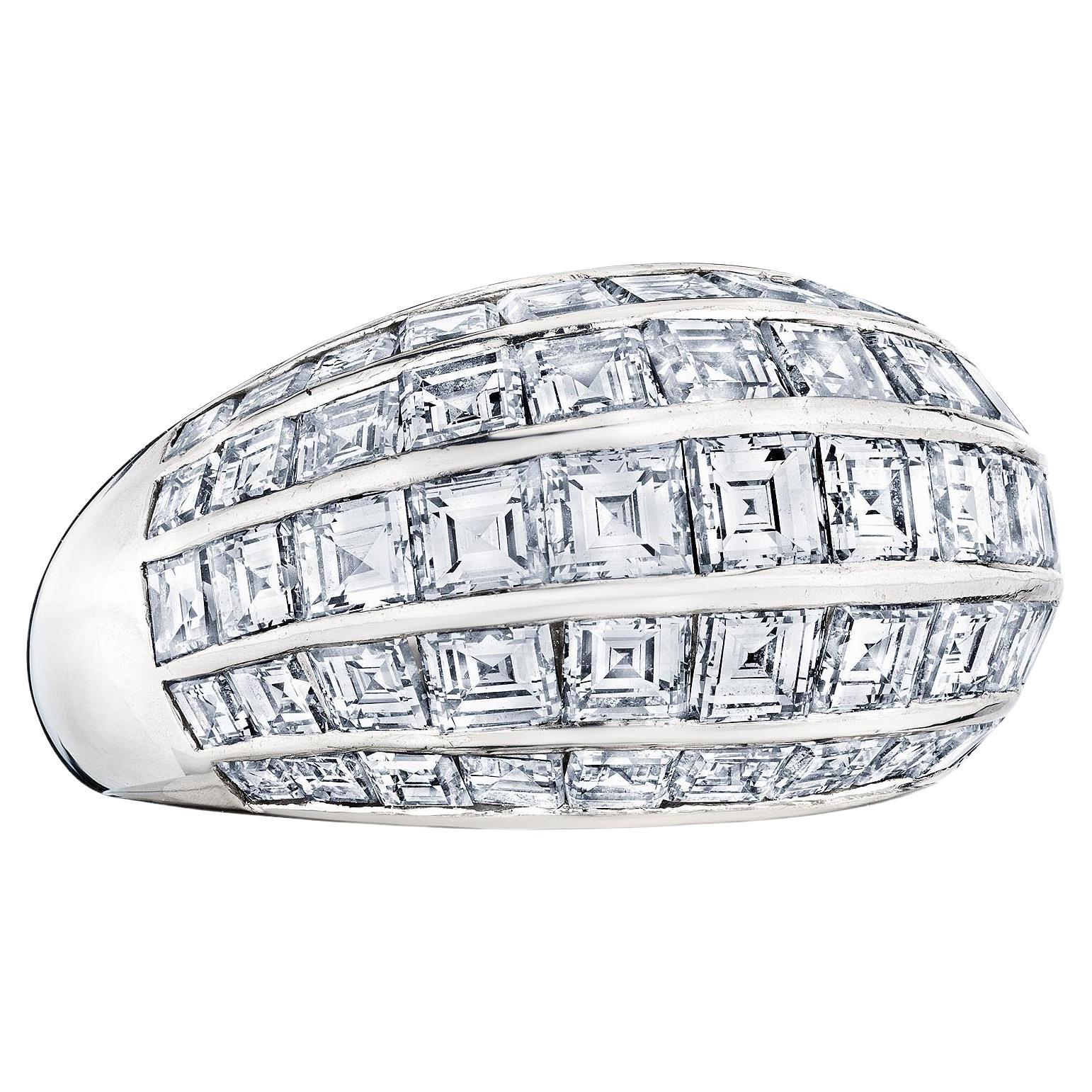 Innatamente maestoso, questo anello Oscar Heyman vintage con diamante taglio quadrato in platino a forma di cupola è pura grazia.  Include il certificato di autenticità di Oscar Heyman.  Circa 1969.  Timbrato con il numero di serie 68013.  Il peso