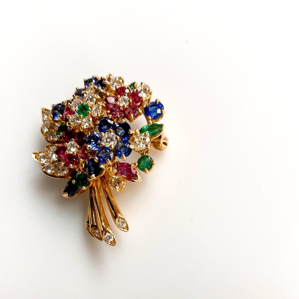 Oscar Heyman Yellow Gold Diamond Gemstone Flower Brooch In Excellent Condition For Sale In New York, NY