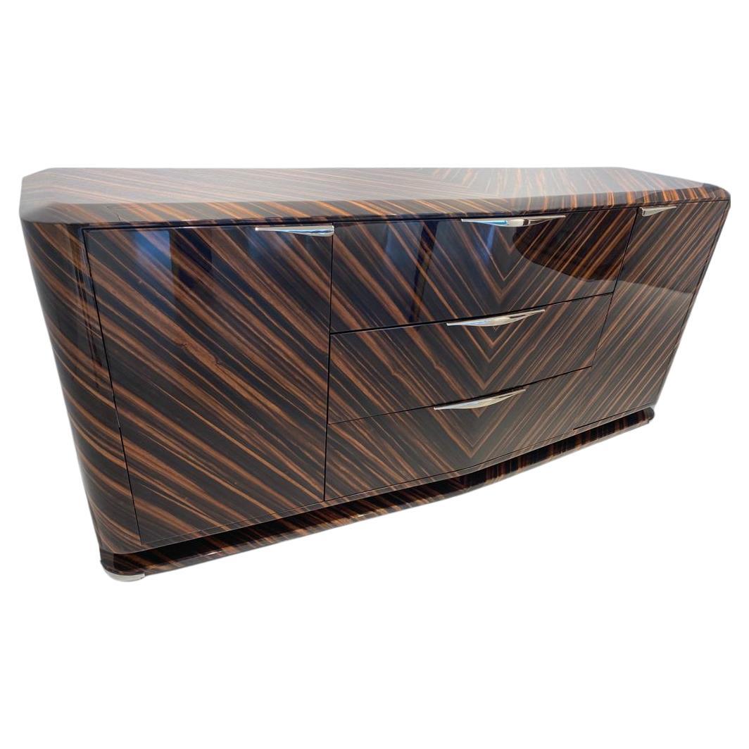 Oscar large commode

This all-in-one classic and modern chest-of drawers, an obviously ‘winner’ choice combines form and function to a harmonious whole. The pure beauty of the material blends in with the useful, functional form. Nature and