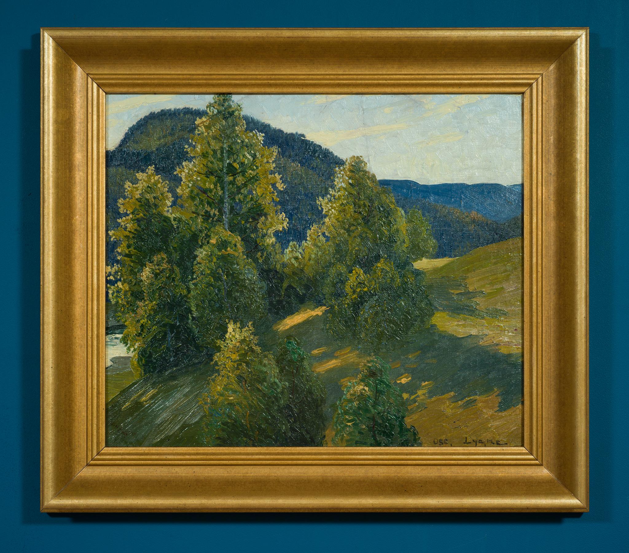 Questo luminoso paesaggio dipinto da Oscar Lumin cattura le dolci colline e le profonde foreste della Svezia settentrionale, probabilmente nella regione di Sundsvall. Il primo piano è dominato da alberi verdi e rigogliosi, il cui fogliame è