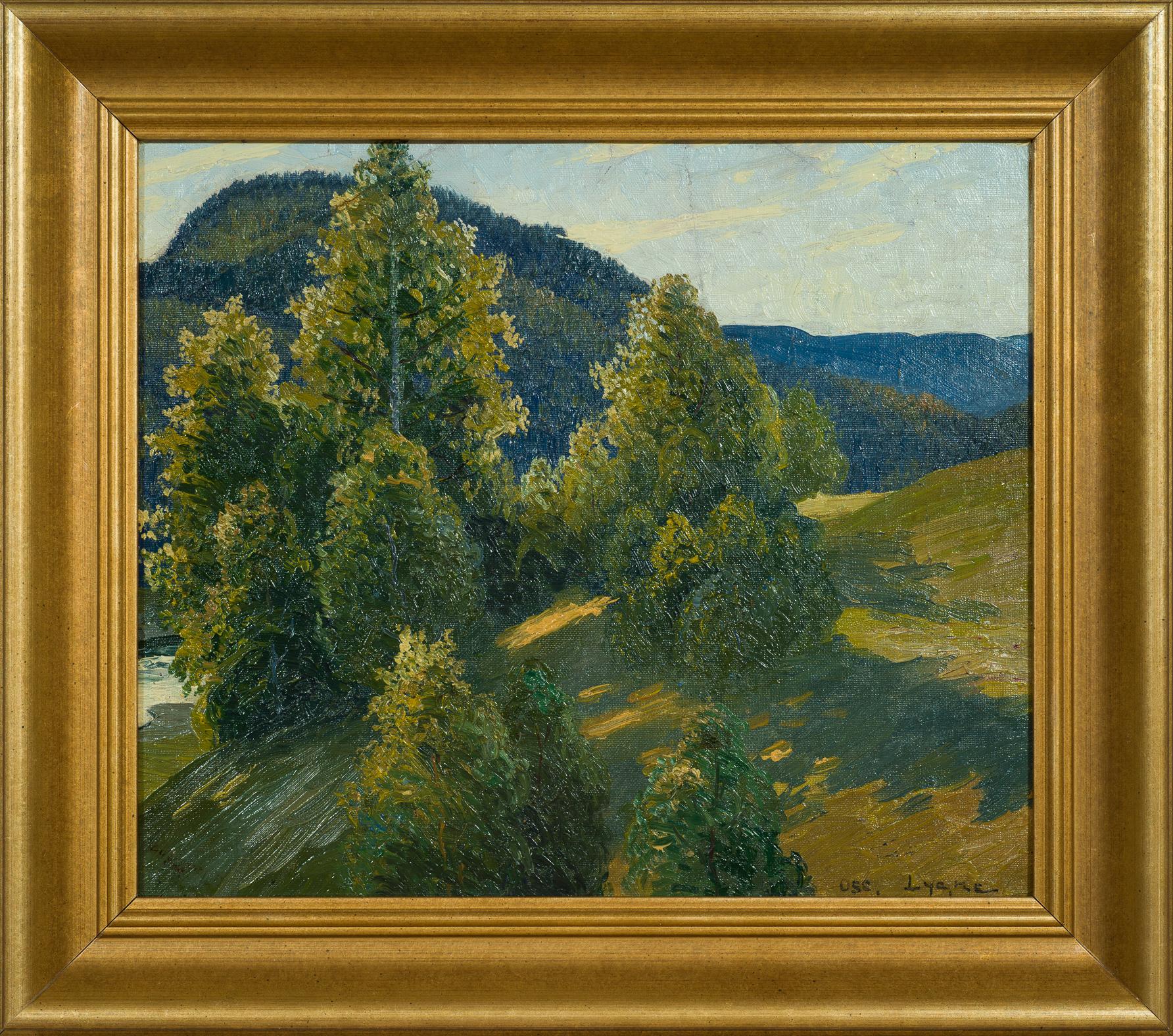 Foresta illuminata dal sole e montagne blu lontane: un paesaggio della Svezia settentrionale di Lycke - Painting di Oscar Lycke
