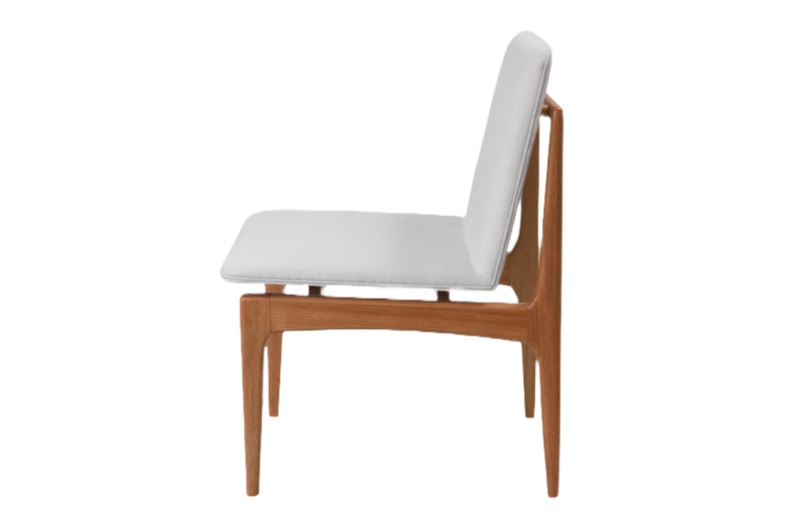Minimalistischer Stuhl „Oscar“ aus massivem  Holz mit Leder oder Stoff im Angebot 3
