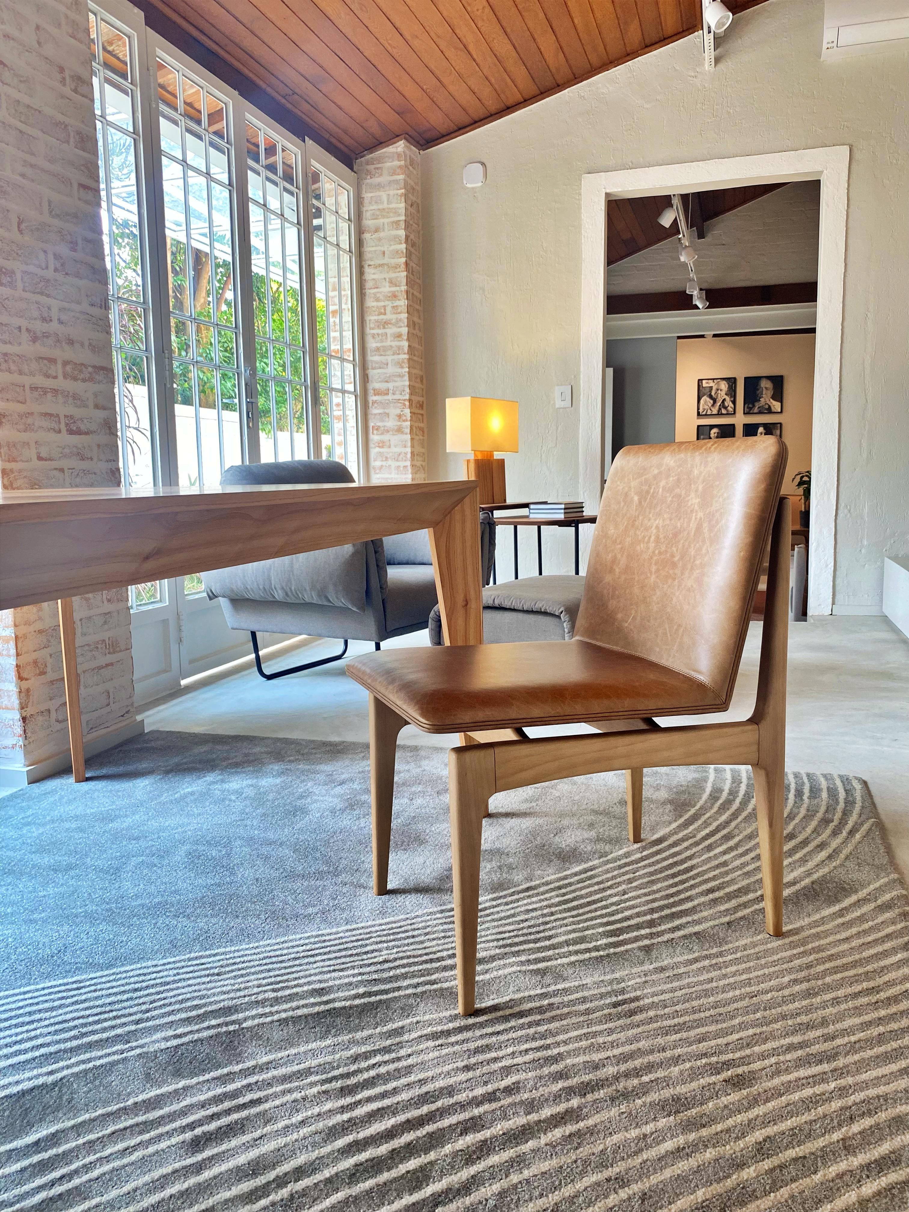 Moderne Chaise minimaliste Oscar en massif  Wood avec cuir ou tissu en vente
