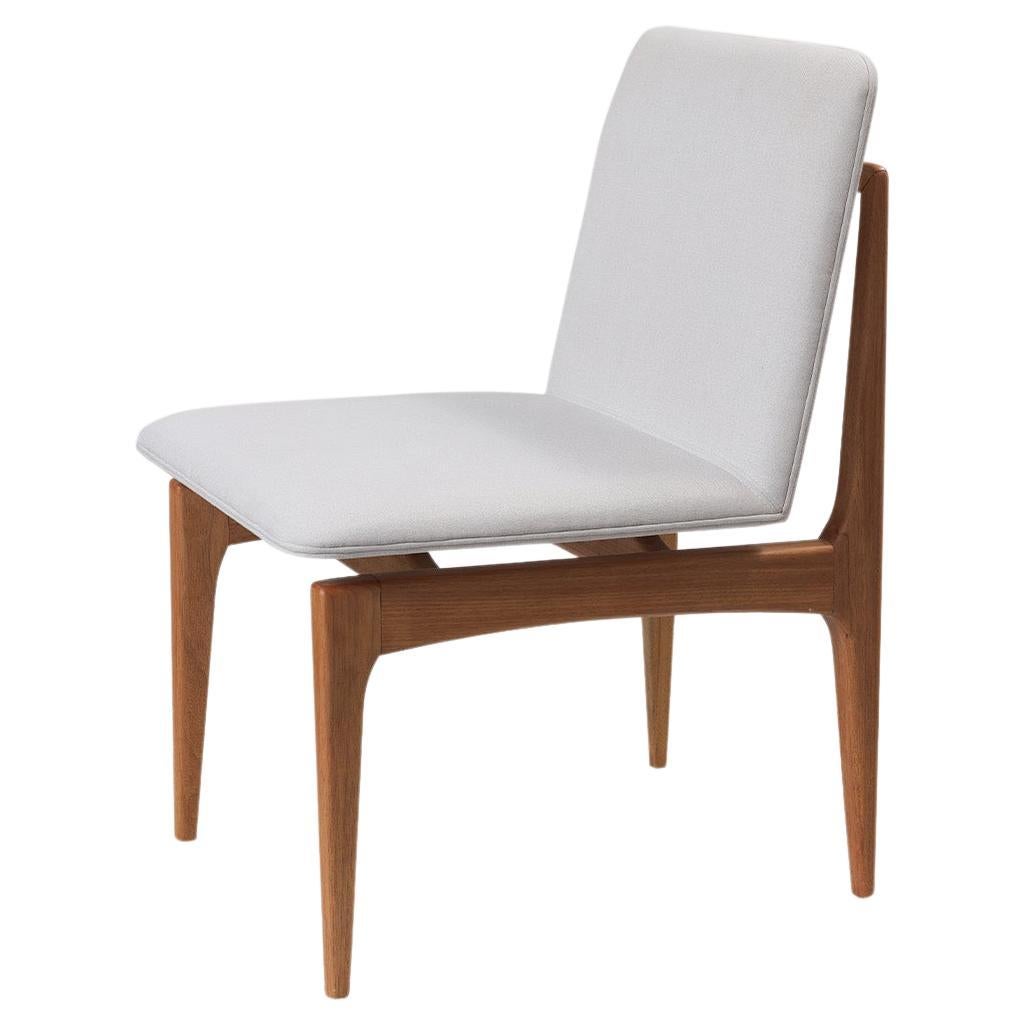 Lorsqu'elle a créé la chaise Oscar, Alessandra Delgado s'est inspirée du travail du maître architecte Oscar Niemeyer. La chaise Oscar est fabriquée en bois massif et, bien que très robuste, elle est légère. Le dossier et l'assise sont recouverts de