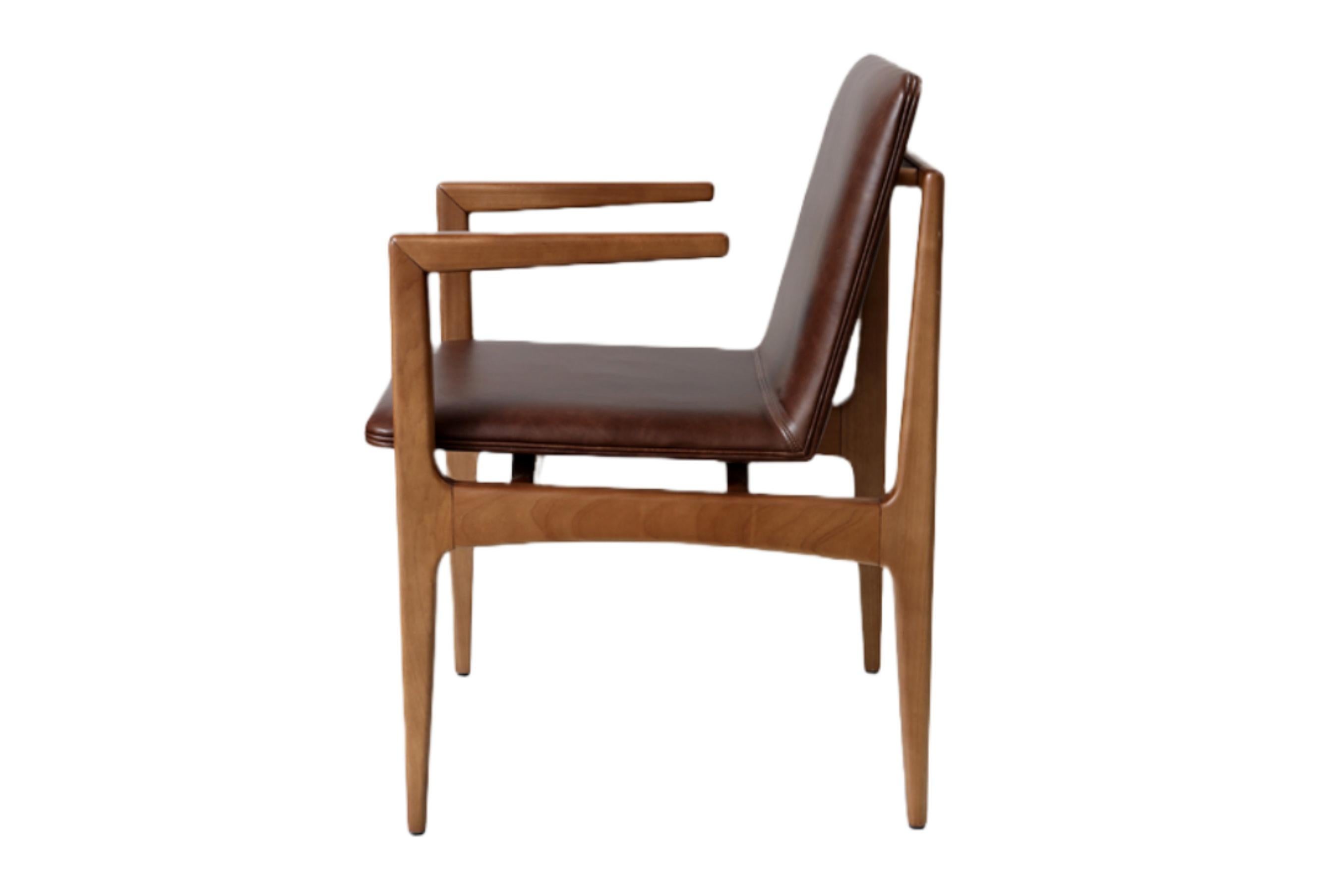 Bei der Kreation des Stuhls Oscar mit Holzarmlehnen ließ sich Alessandra Delgado von der Arbeit des Meisterarchitekten Oscar Niemeyer inspirieren. Der Stuhl Oscar ist aus Massivholz gefertigt und trotz seiner Robustheit sehr leicht. Rückenlehne und