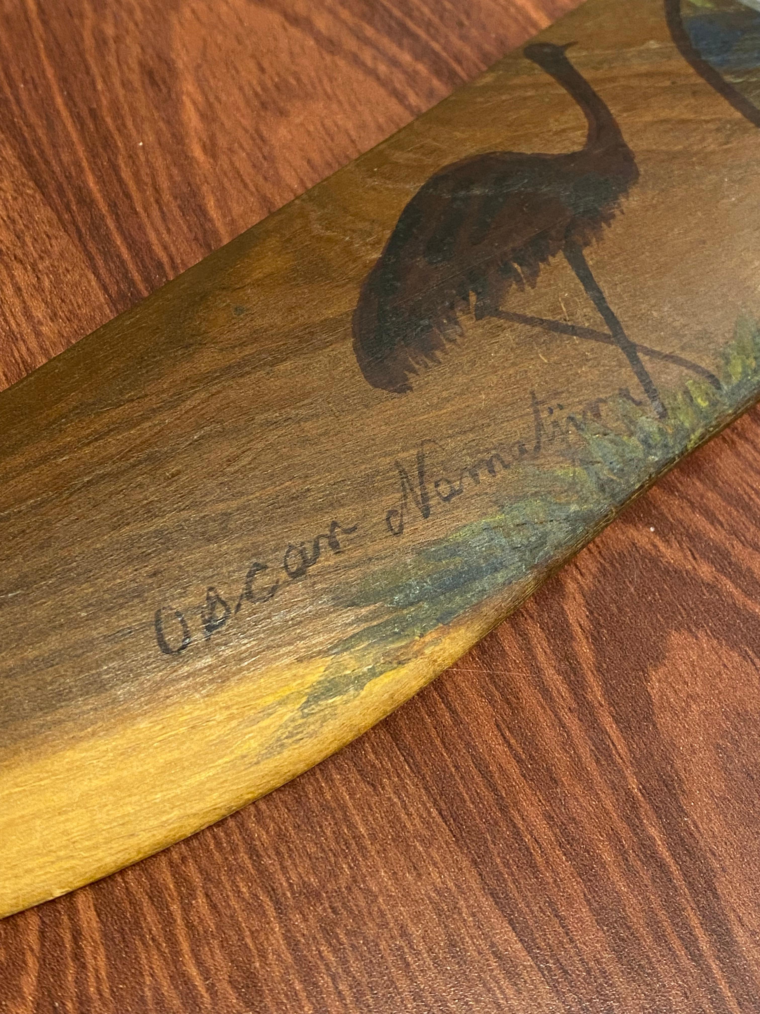 Oscar Namatjira Bemalter Mulga Holz Bumerang

c.1970,
Handbemalt mit zentralaustralischer Landschaft, 
flankiert von Emu und Känguru, 
signiert unten links von O. Namatjira 

Länge 48,5 cm 
Breite 6cm 