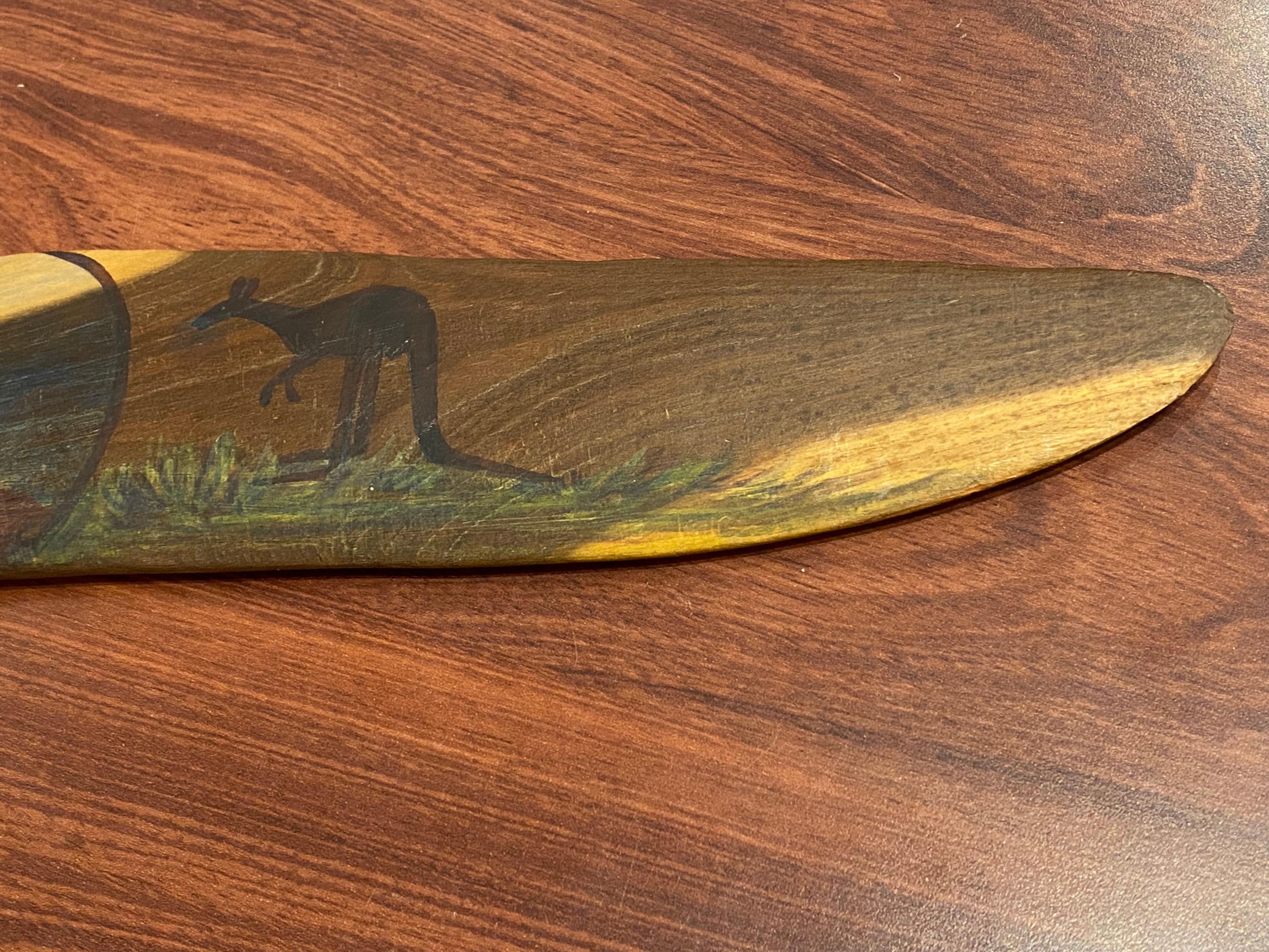 Oscar Namatjira Bemalte australische Boomerang-Landschaft aus Mulga-Holz, Kangaroo, Emu im Zustand „Hervorragend“ in MELBOURNE, AU