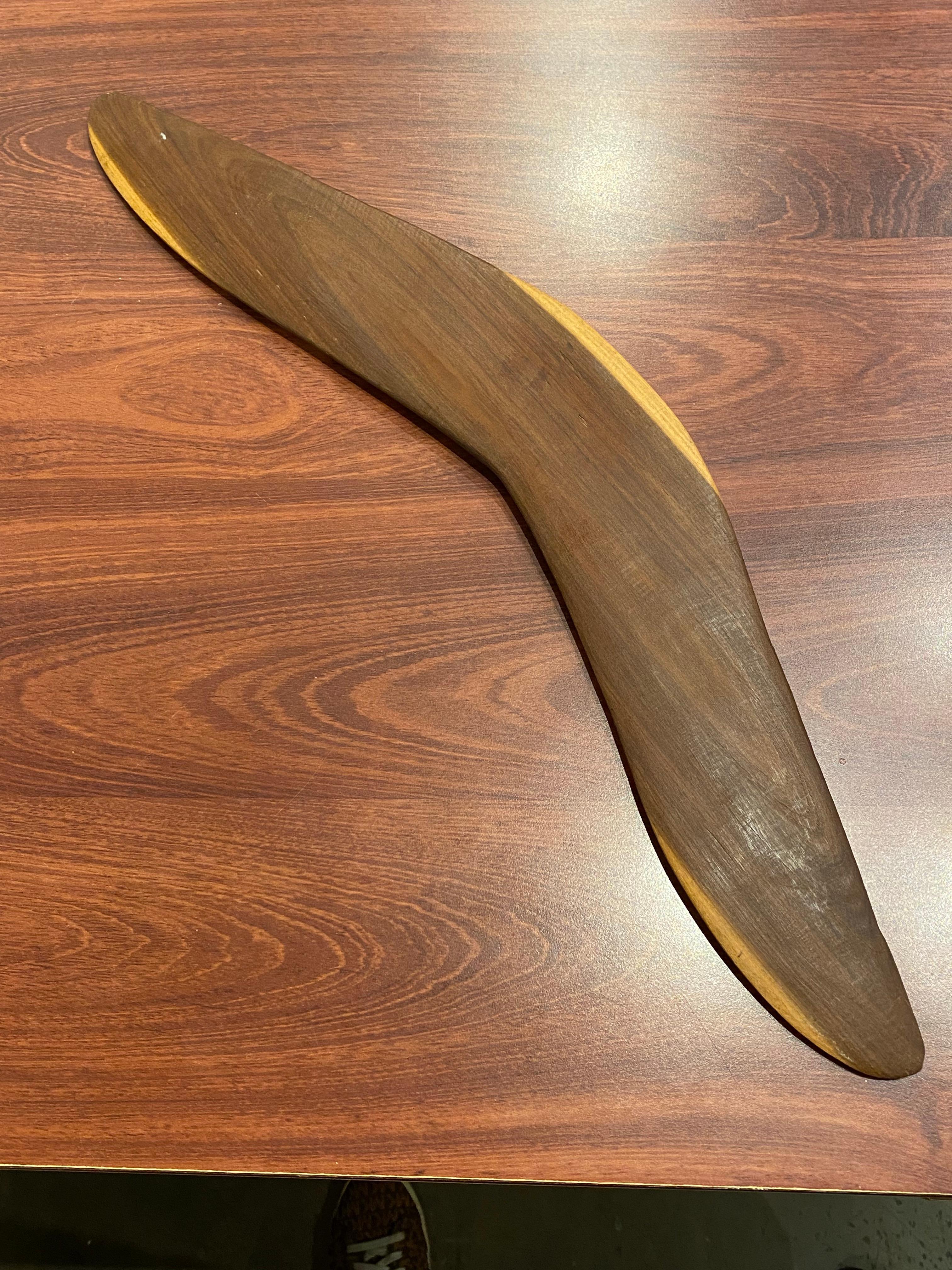 Oscar Namatjira Bemalte australische Boomerang-Landschaft aus Mulga-Holz, Kangaroo, Emu für Damen oder Herren