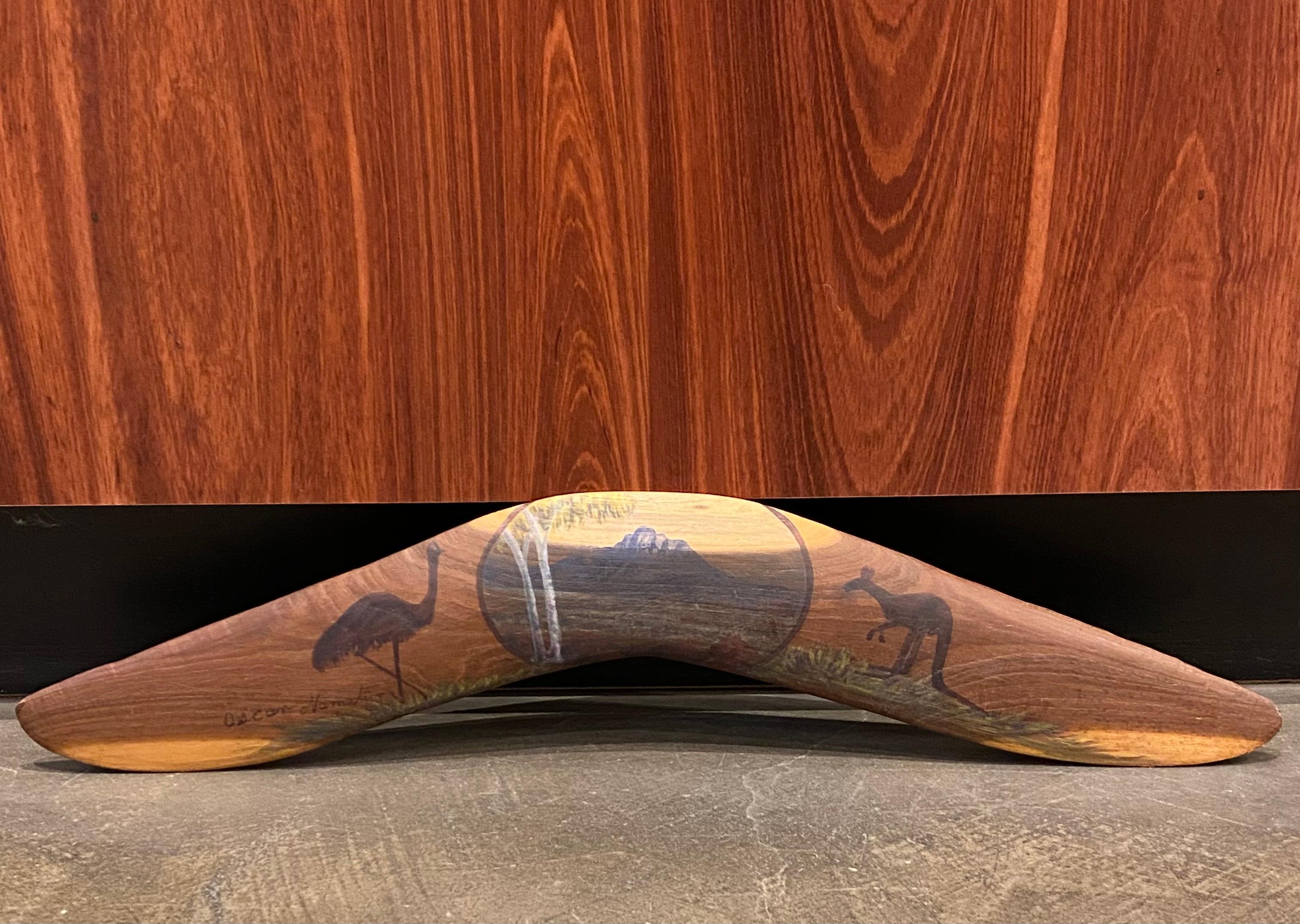 Oscar Namatjira Bemalte australische Boomerang-Landschaft aus Mulga-Holz, Kangaroo, Emu 2