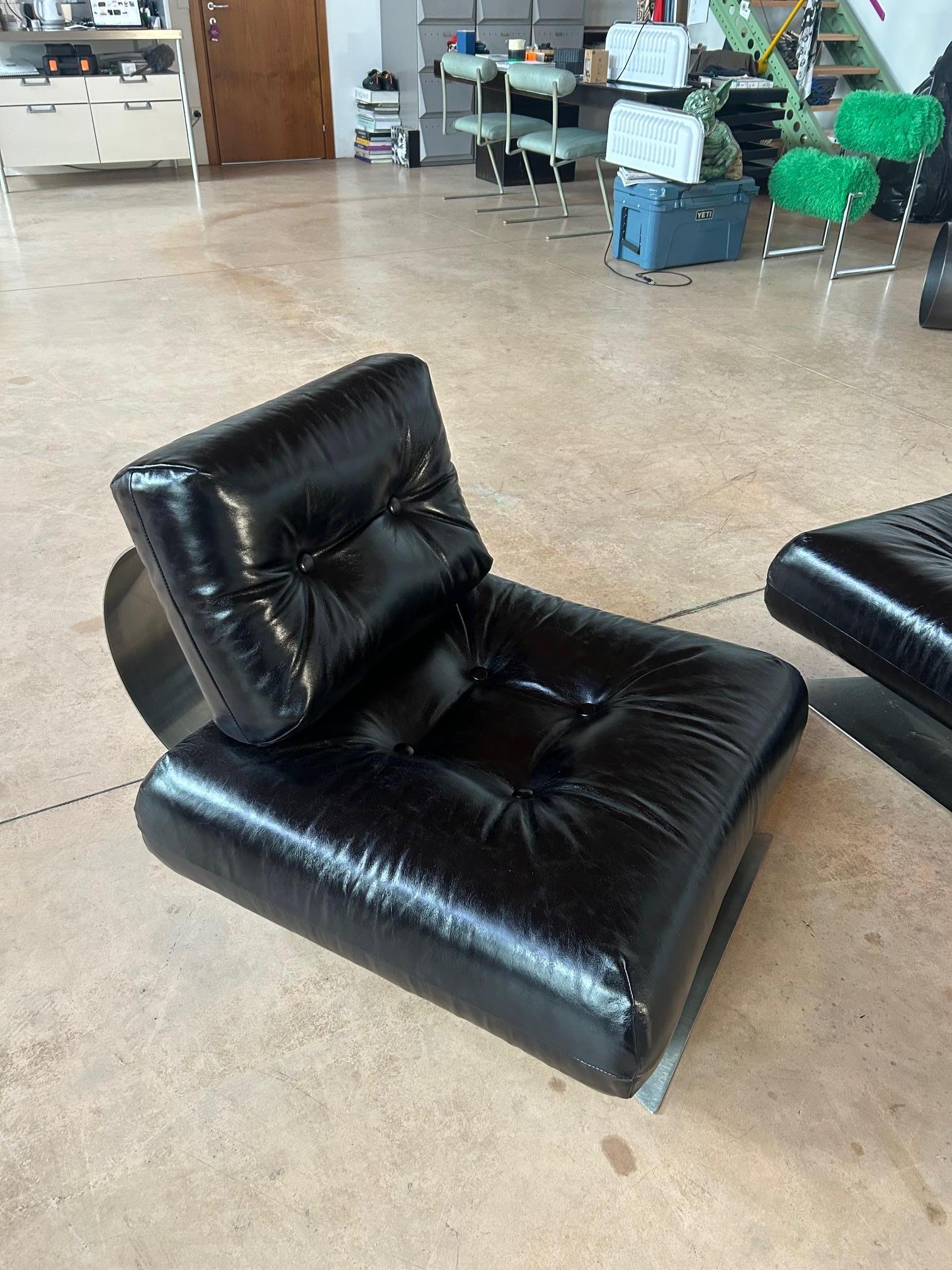 Chaise et pouf 