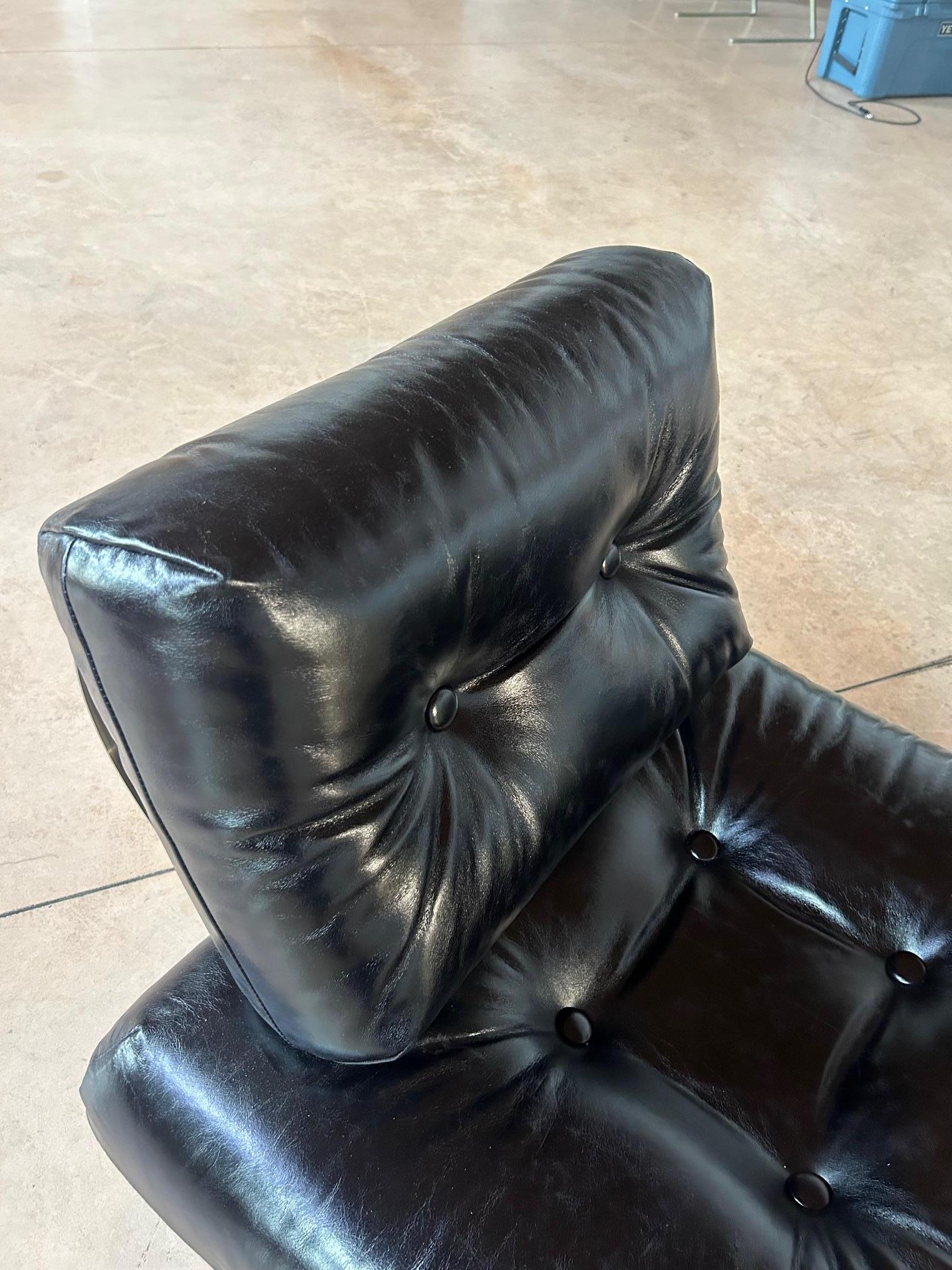 Chaise et pouf 