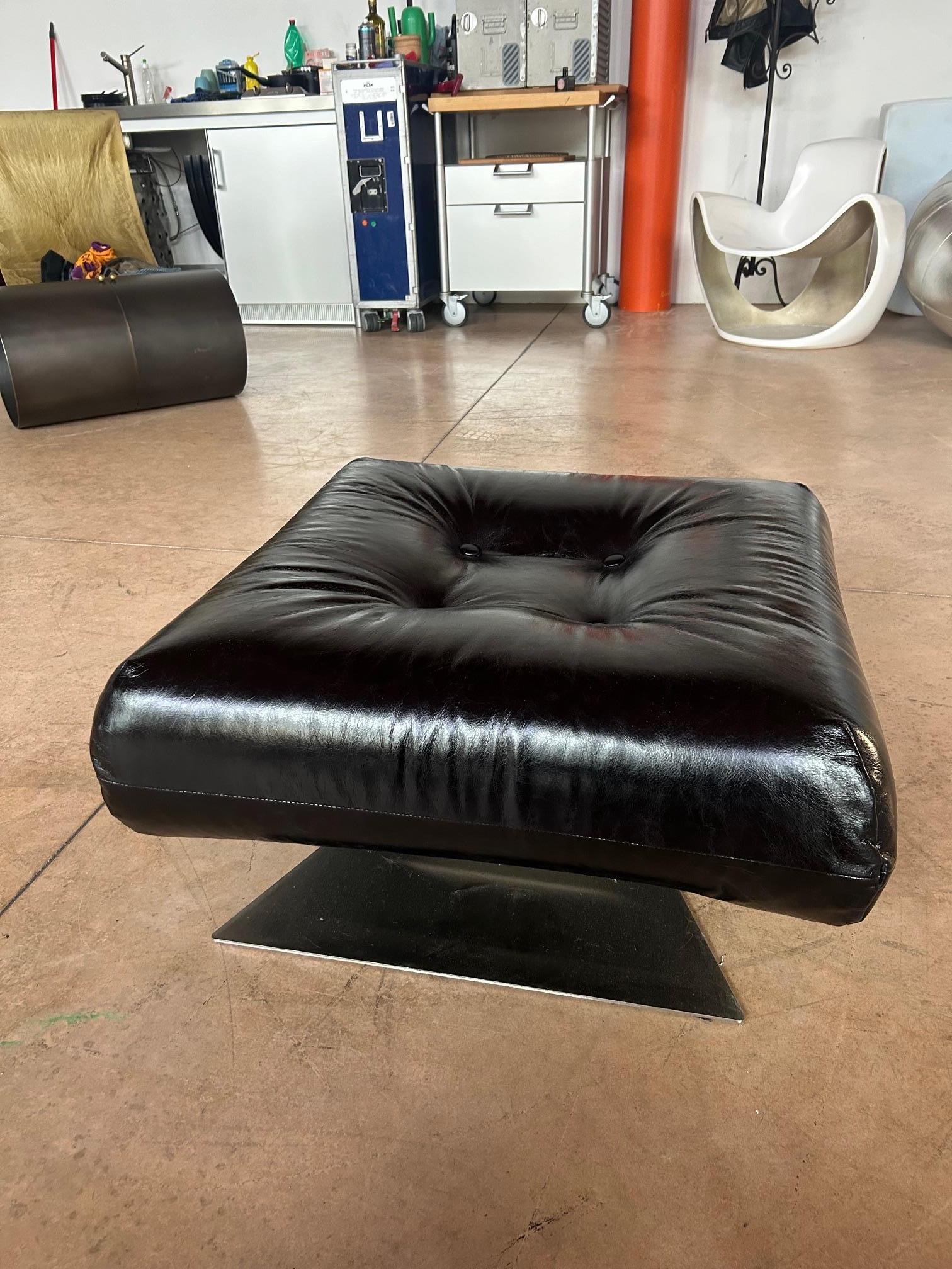 Chaise et pouf 