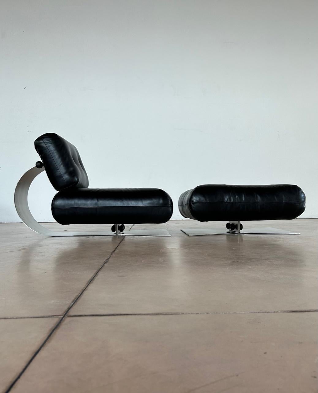 Chaise et ottoman Alta de Oascar Niemeyer en cuir noir pour Mobilier International, France. Édition à siège bas. Structure en acier inoxydable satiné, boutons de fixation, dossier réglable. 
Les formes de ce fauteuil reflètent la recherche de la