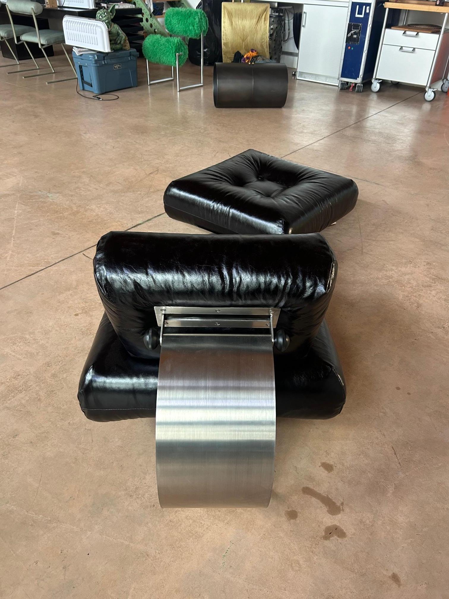 Chaise et pouf 
