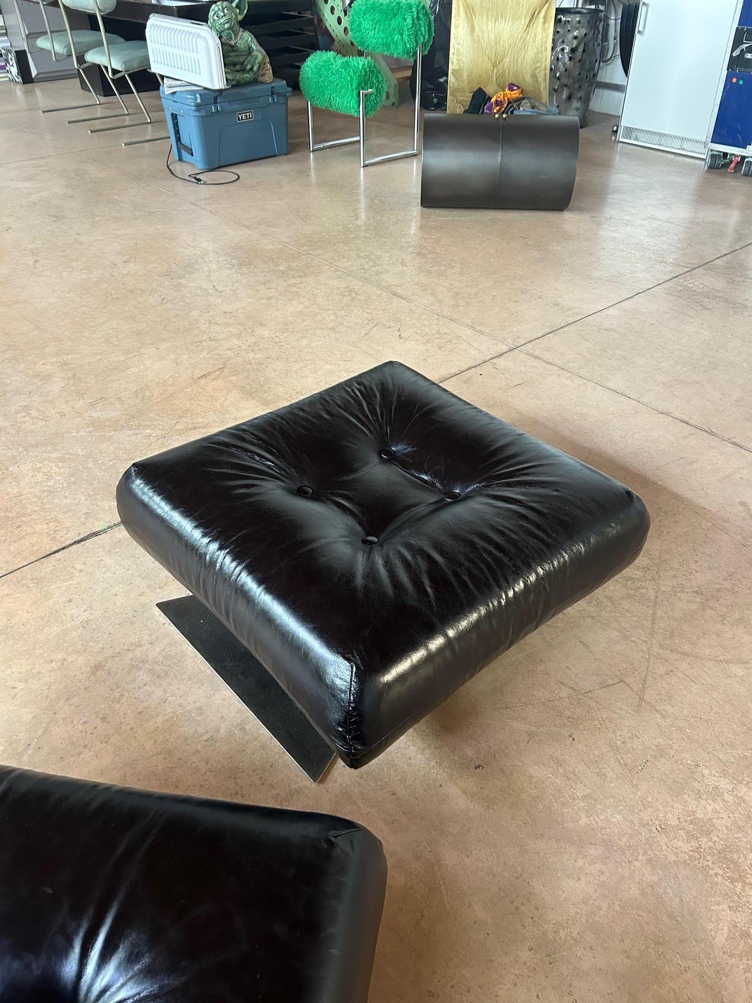 Chaise et pouf 