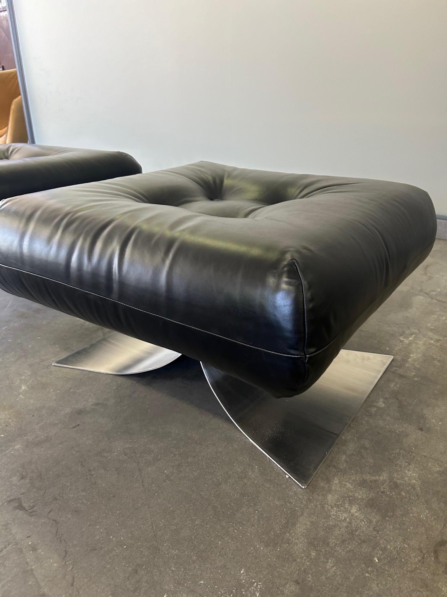 Oscar Niemeyer Alta-Stuhl und Ottomane Mobilier International 4