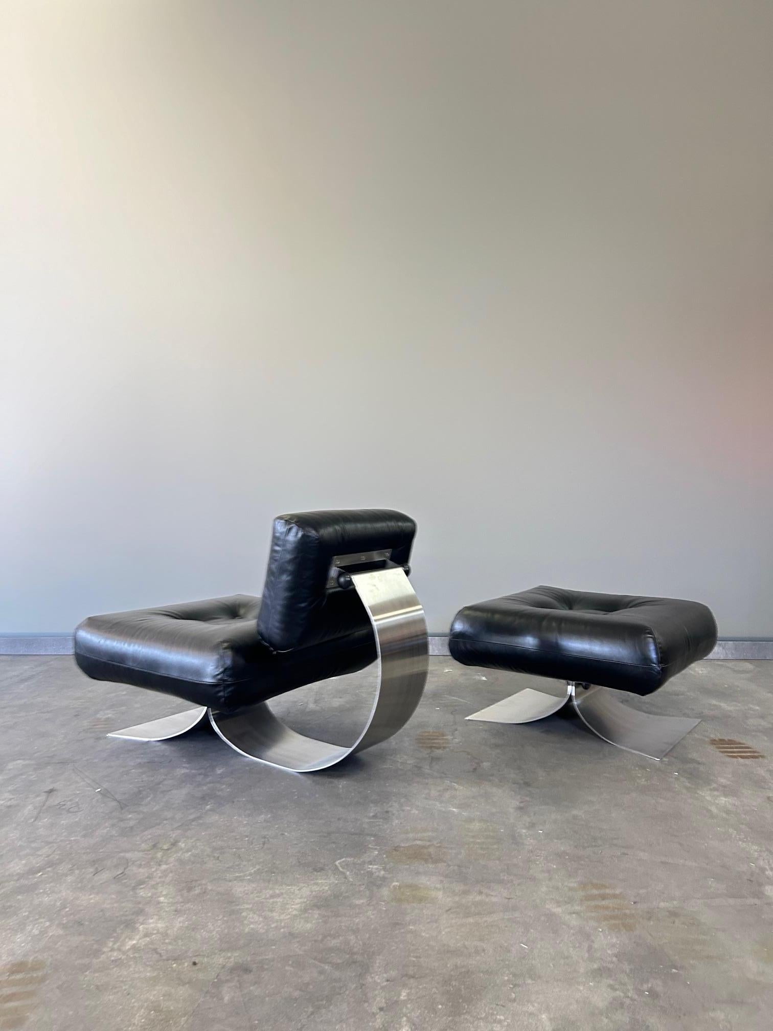 Oscar Niemeyer Alta Stuhl für Mobilier International, Frankreich. 1970s. Struktur aus gebürstetem Stahl mit Kunststoffknöpfen, bewegliche Rückenlehne, schwarzes Lederfutter, sehr schöne Patina.

