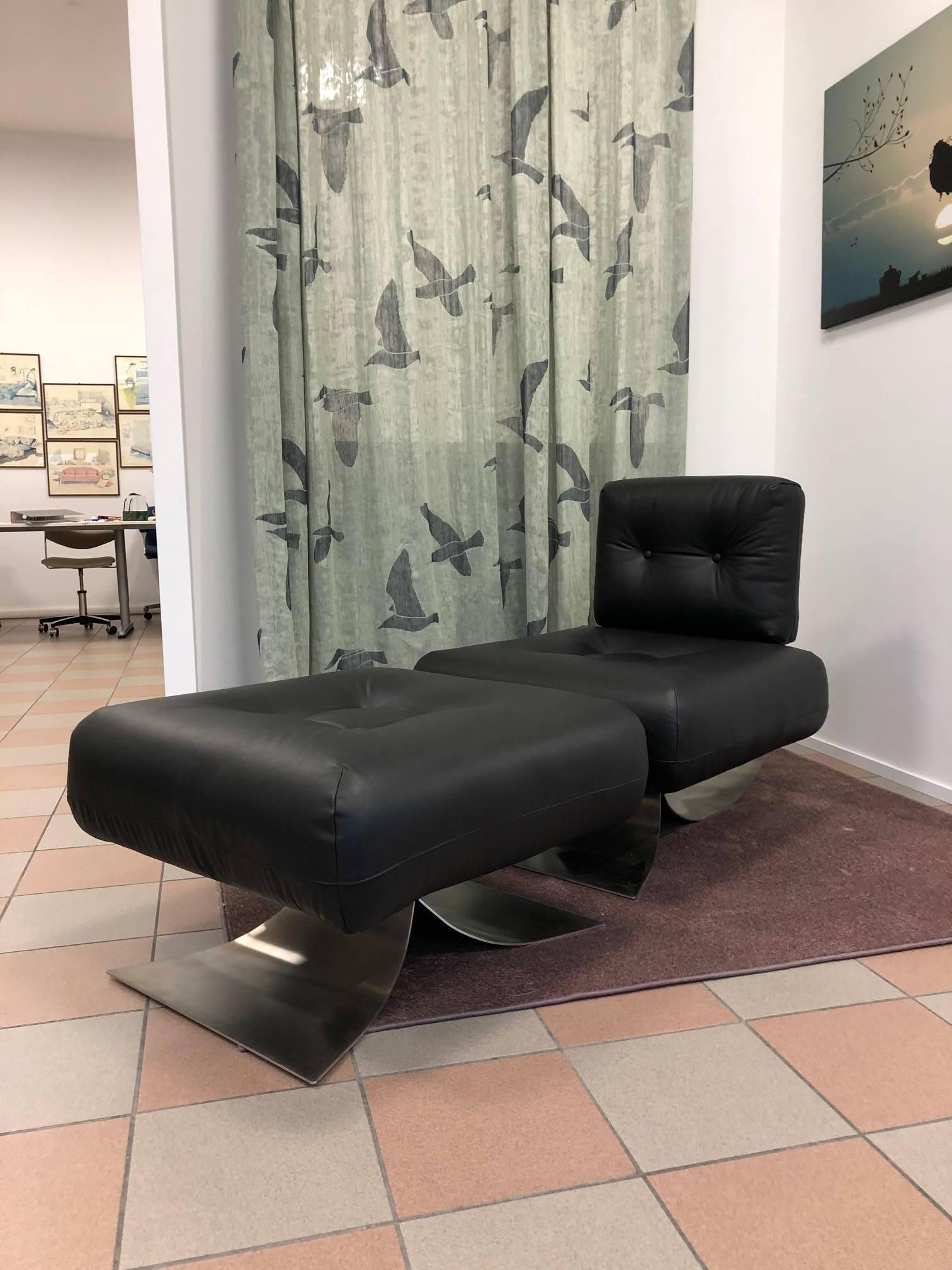 Iconic Alta chair and ottoman designed by Oscar Niemeyer for Mobilier International in the 1970s. Steel structure, bakelite knobs, black leather coating.