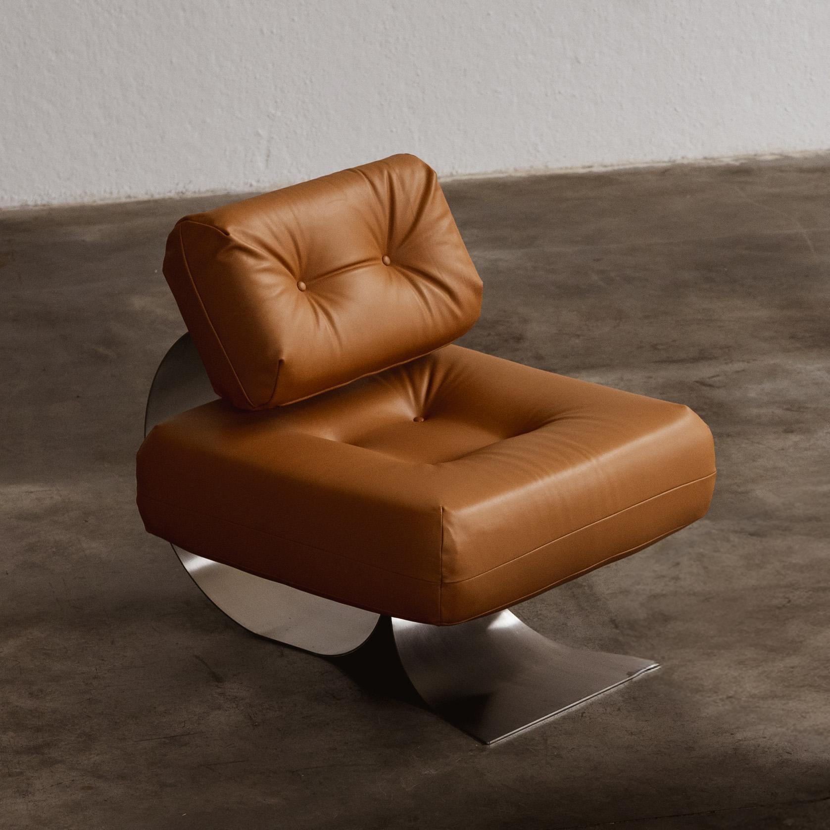 Oscar Niemeyer “Alta” easy chair for Mobilier International, cognac leather and steel, France, 1971.

The “Alta” easy chair, created by Oscar Niemeyer in 1971 in collaboration with his daughter Anna Maria, encapsulates the sensuous dynamism of