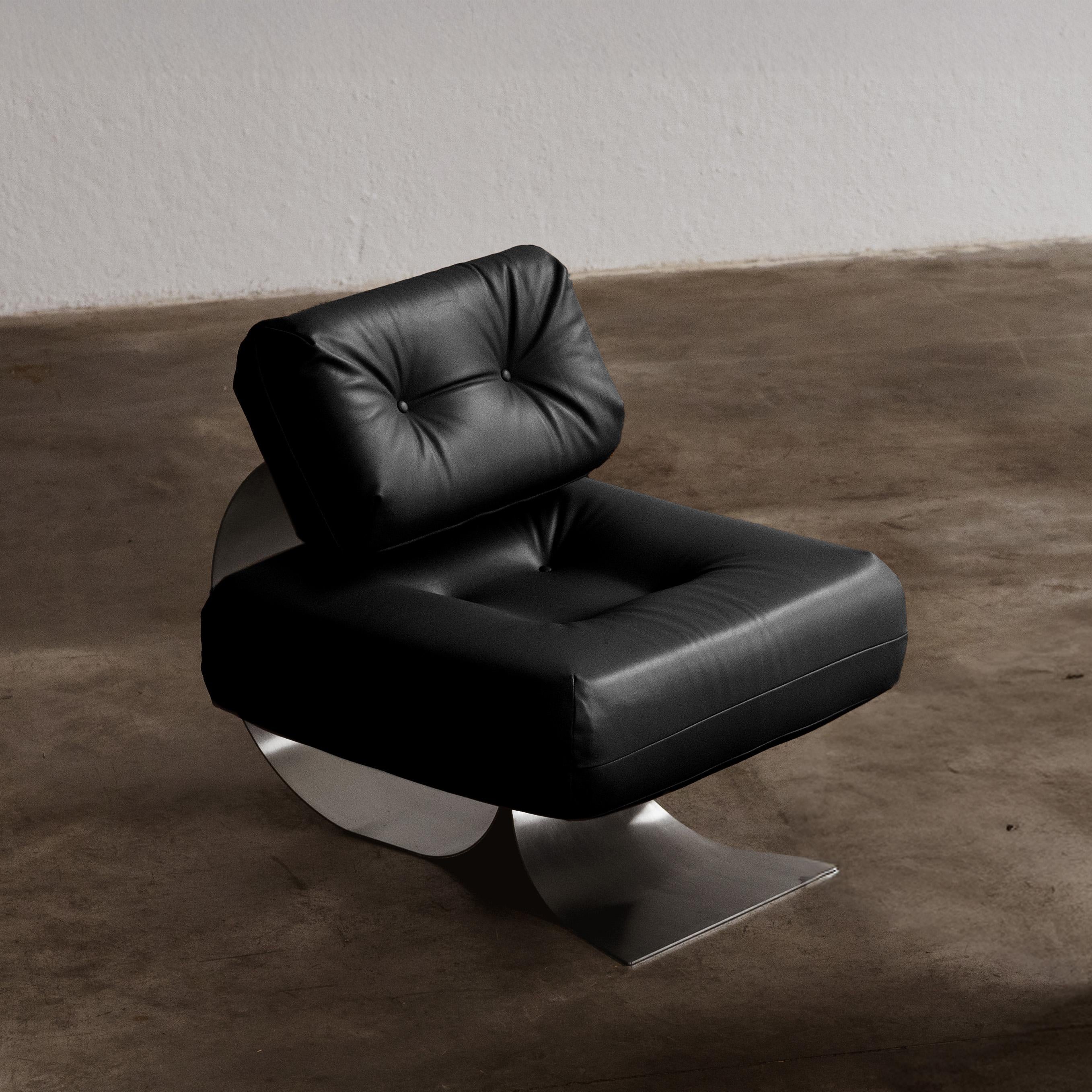 Oscar Niemeyer “Alta” easy chair for Mobilier International, black leather and steel, France, 1971.

The “Alta” lounge chair, conceived in 1971 by Oscar Niemeyer in collaboration with his daughter Anna Maria, exemplifies the sculptural tension and