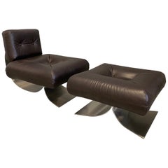 Oscar Niemeyer Sillón y Otomana Modelo "Alta", circa 1975 Piel Marrón