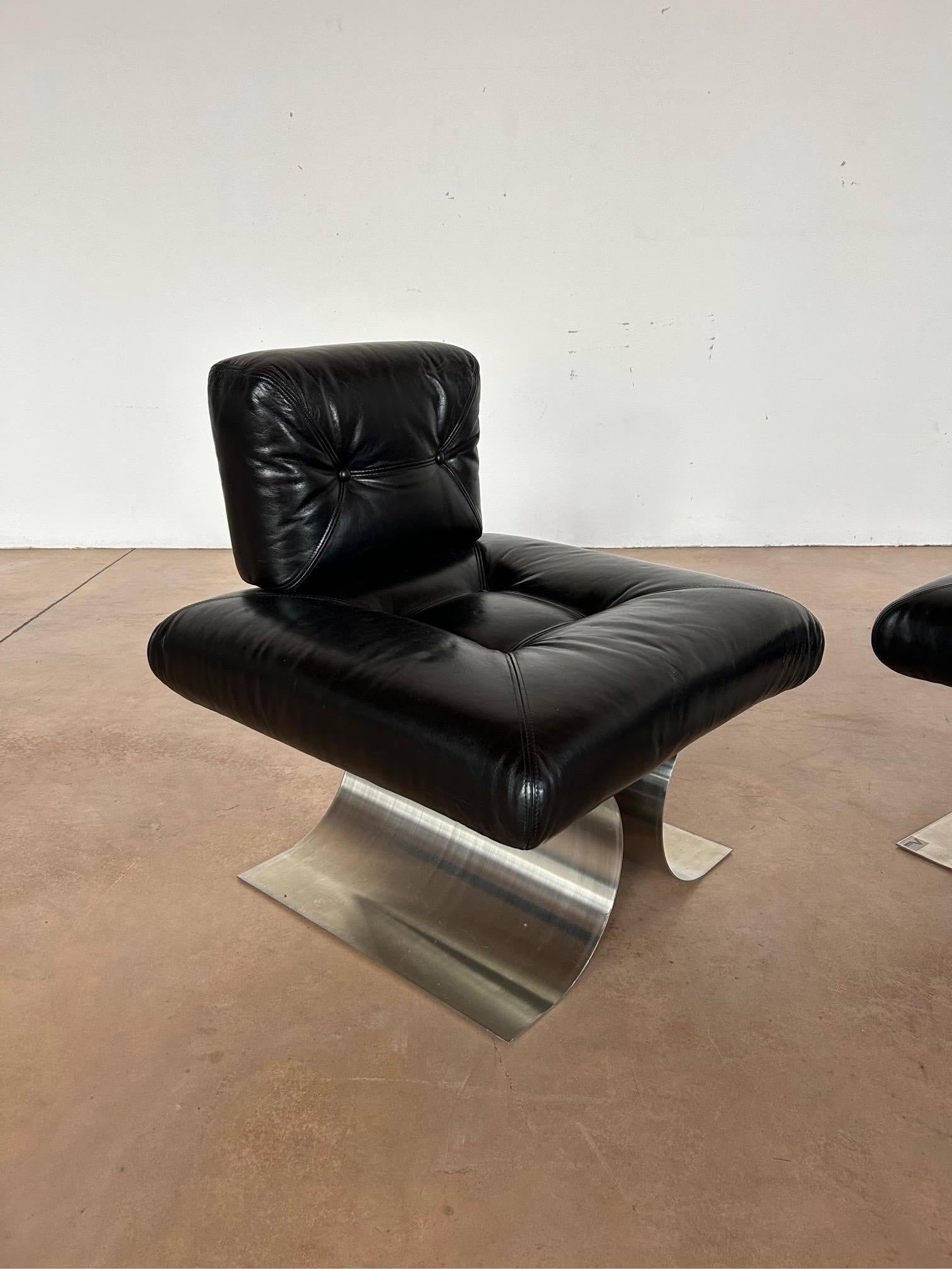 Oscar Niemeyer Attributed. Armachair & Ottoman for Aran Line In Good Condition For Sale In Padova, IT