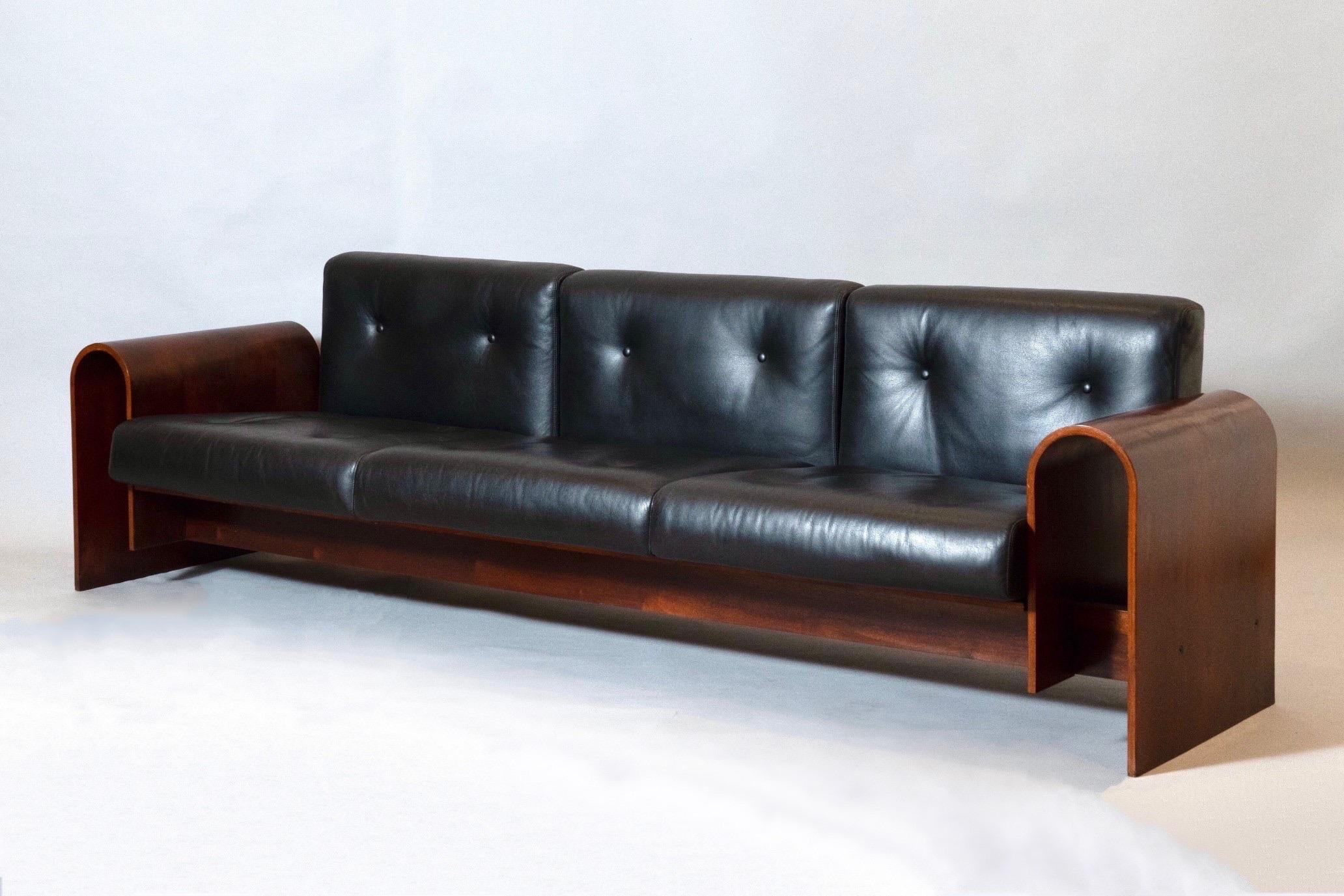 Oscar Niemeyer Exceptional Sofa in Rosewood and Leather, Hotel SESC, Brazil 1990 In Good Condition For Sale In New York, NY