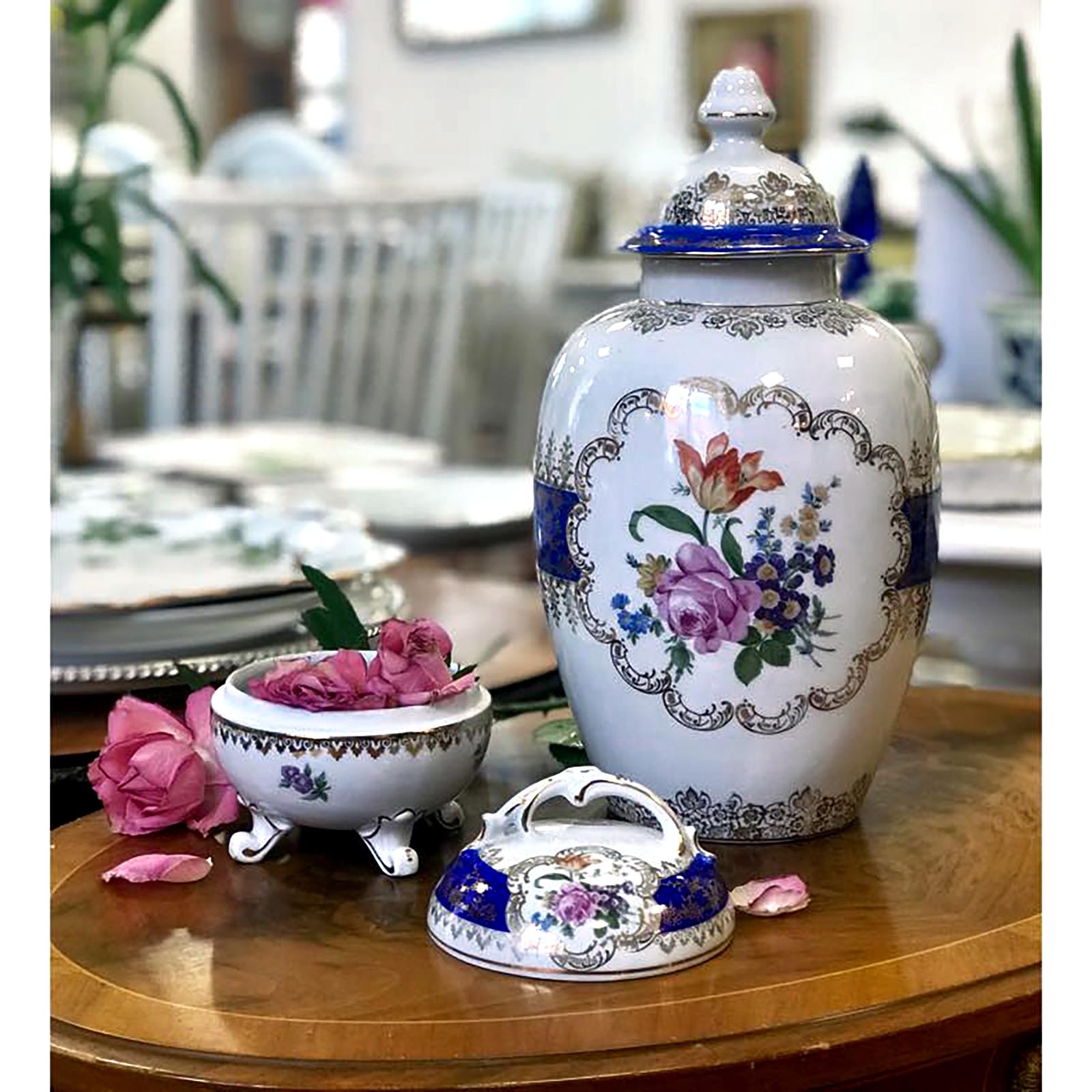 Oscar Schlegelmilch, porcelain lidded urn. Decor of flowers, cobalt blue and gold accents.
Marked underneath Oscar Schlegelmilch, „Import“.
Height 26 cm.
Excellent condition.